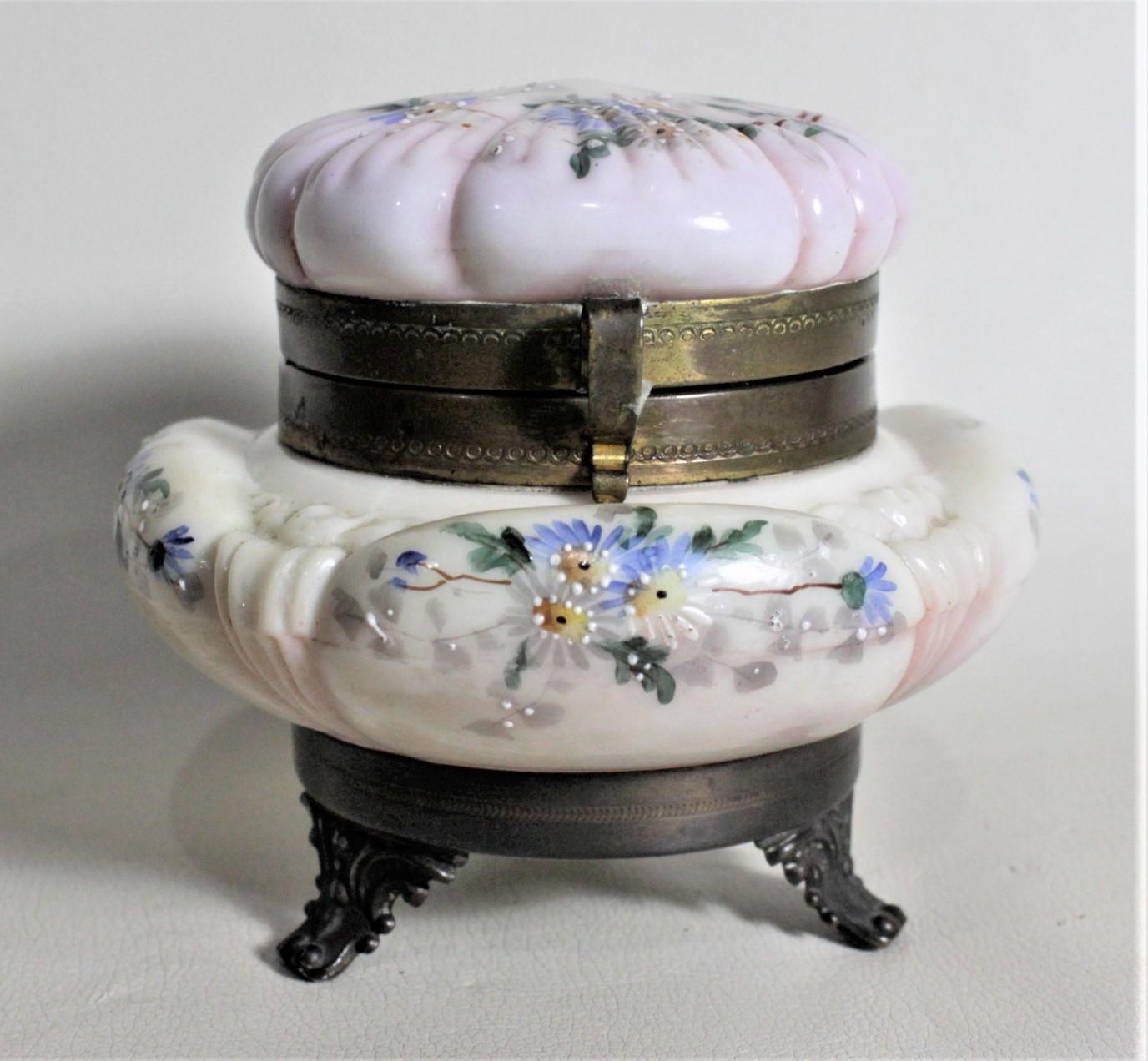 Antique American Enameled Glass Ladies Footed Dresser Jar or Jewelry Box In Good Condition For Sale In Hamilton, Ontario