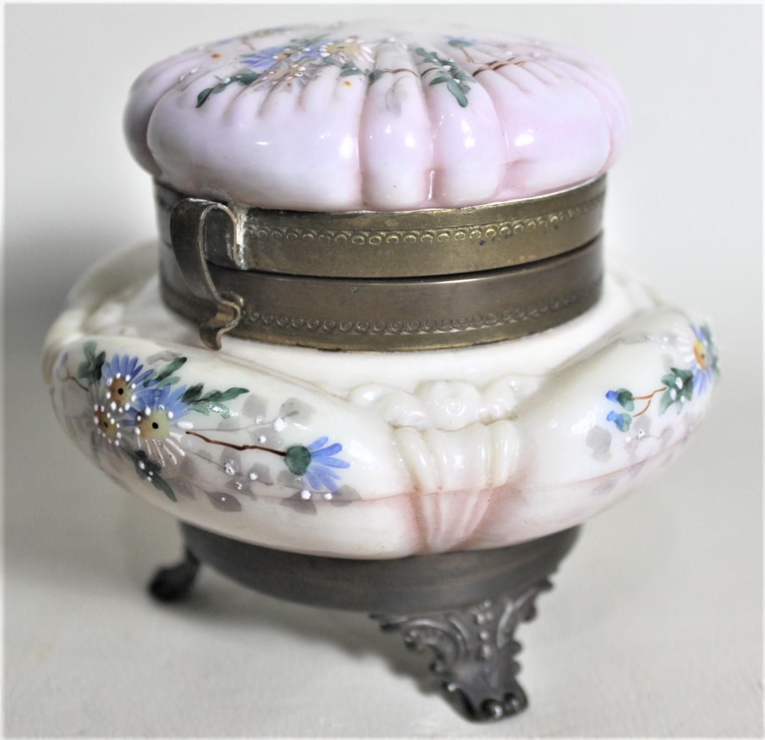 XIXe siècle Ancienne boîte à bijoux ou commode américaine en verre émaillé sur pied pour femme en vente