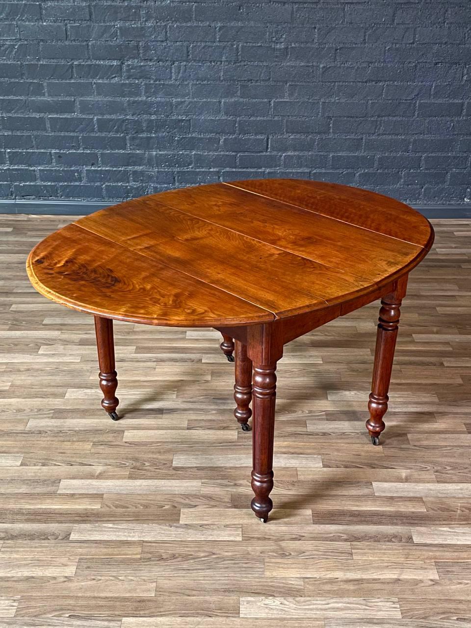 Antique American Farmhouse Maple Drop-Leaf Extension Dining Table w/ Turned Legs In Good Condition For Sale In Los Angeles, CA