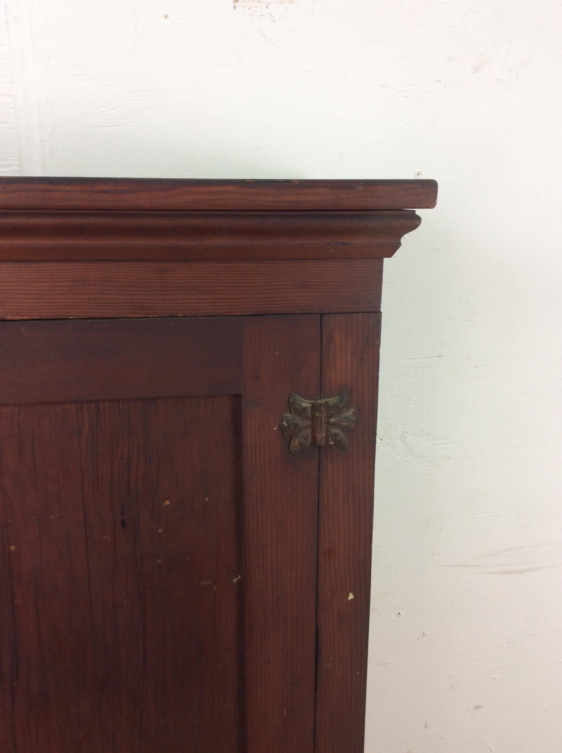 Antique American Farmhouse Wall Cabinet with Brass Latch In Good Condition For Sale In Freehold, NJ