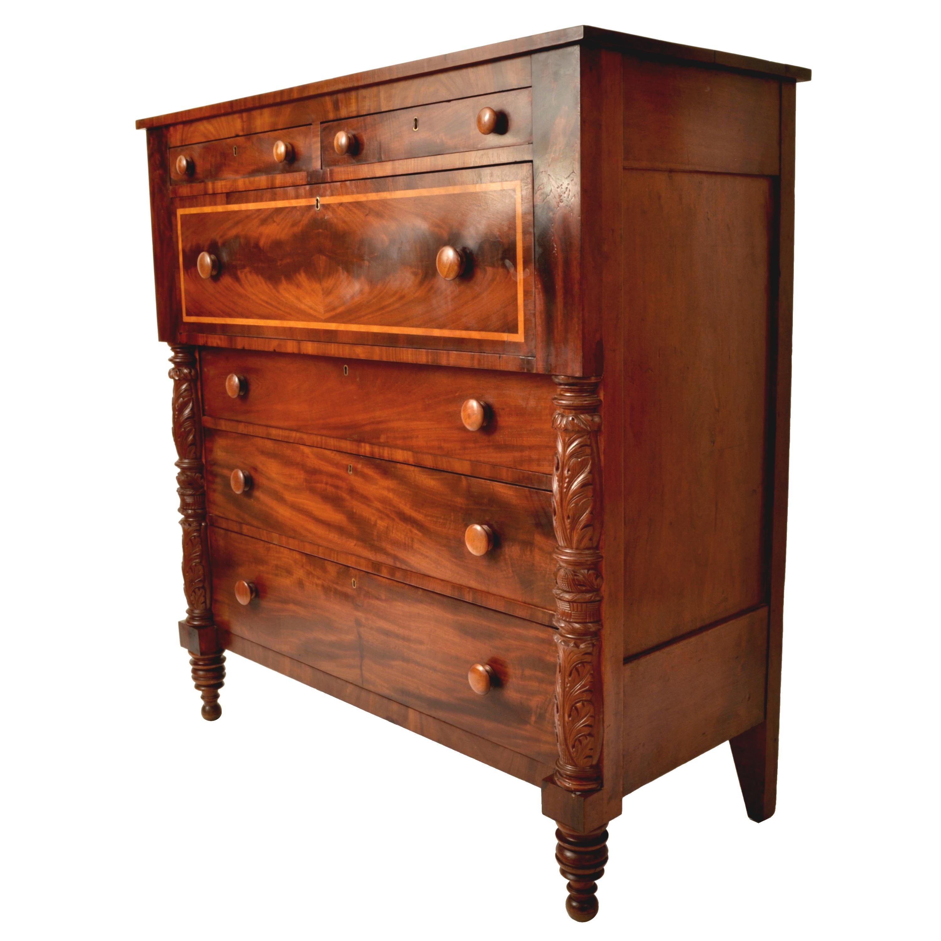A good antique American Federal Classical period mahogany and maple butler's secretary, dresser desk, circa 1830. New York or Baltimore.
The dresser is made of the finest flame mahogany, the desk drawer is inlaid with maple banding, above are two