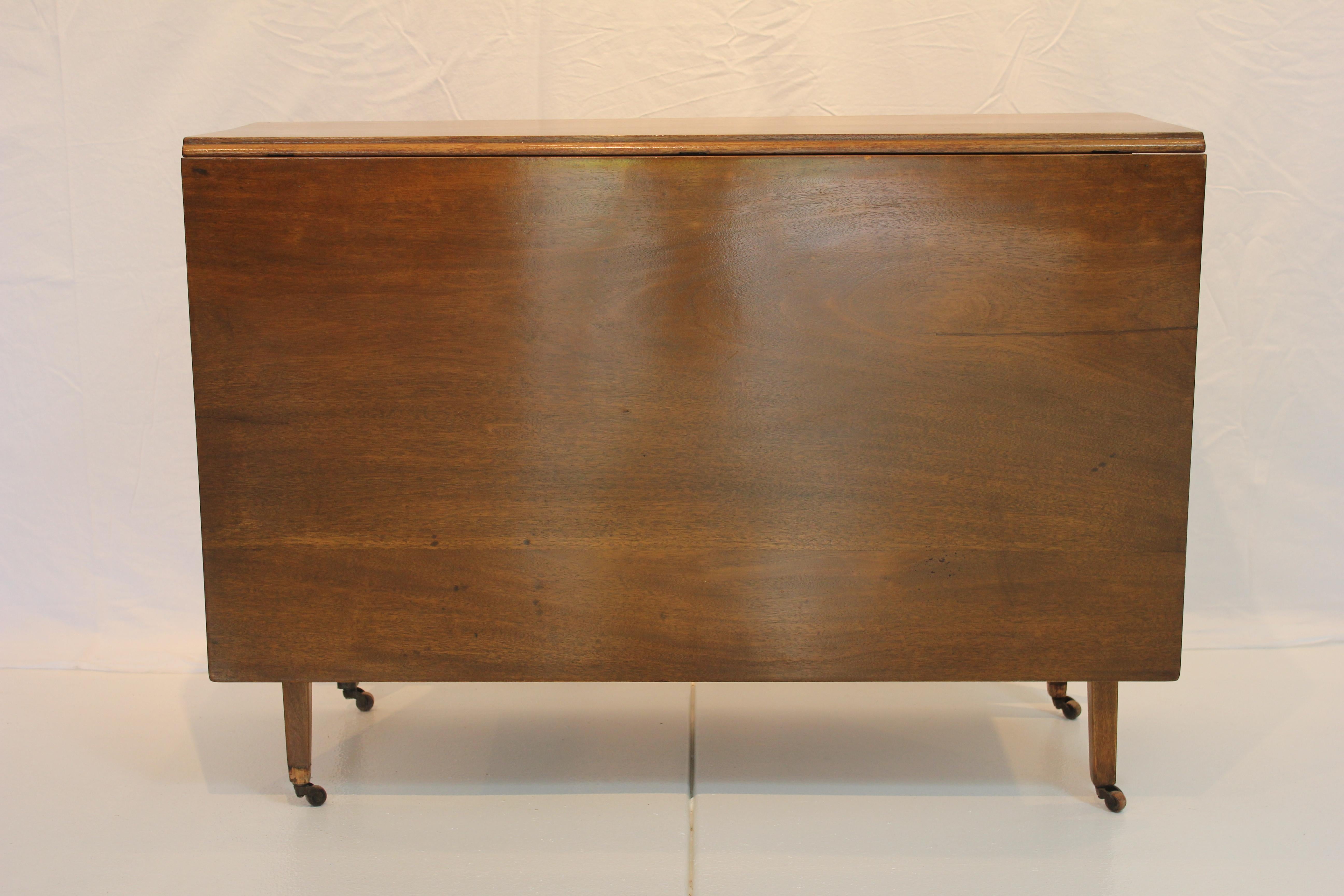 Hand-Crafted Antique American Federal Drop Leaf Mahogany Dining Table Early 19th Century For Sale