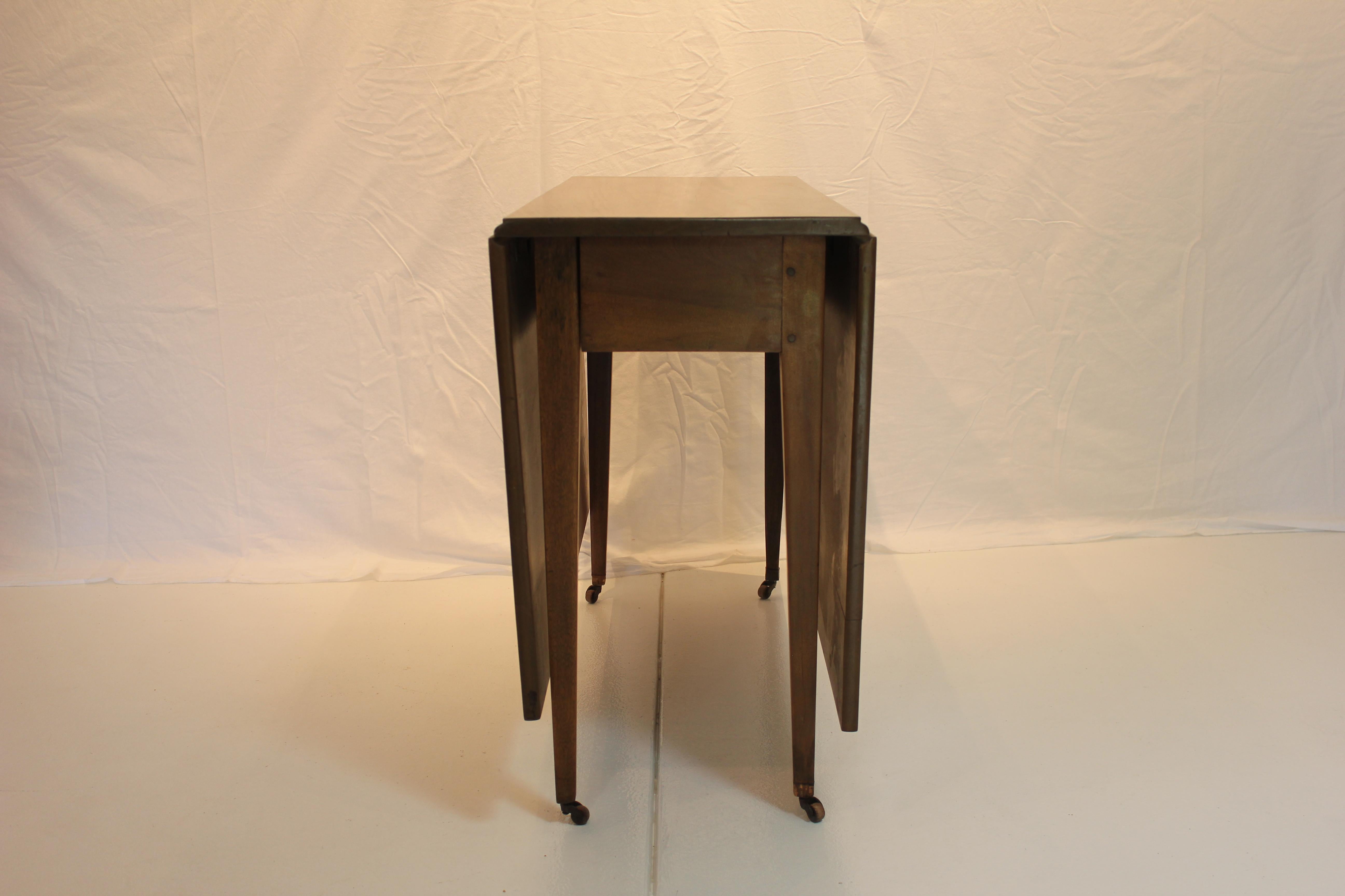 Antique American Federal Drop Leaf Mahogany Dining Table Early 19th Century In Good Condition For Sale In Los Angeles, CA