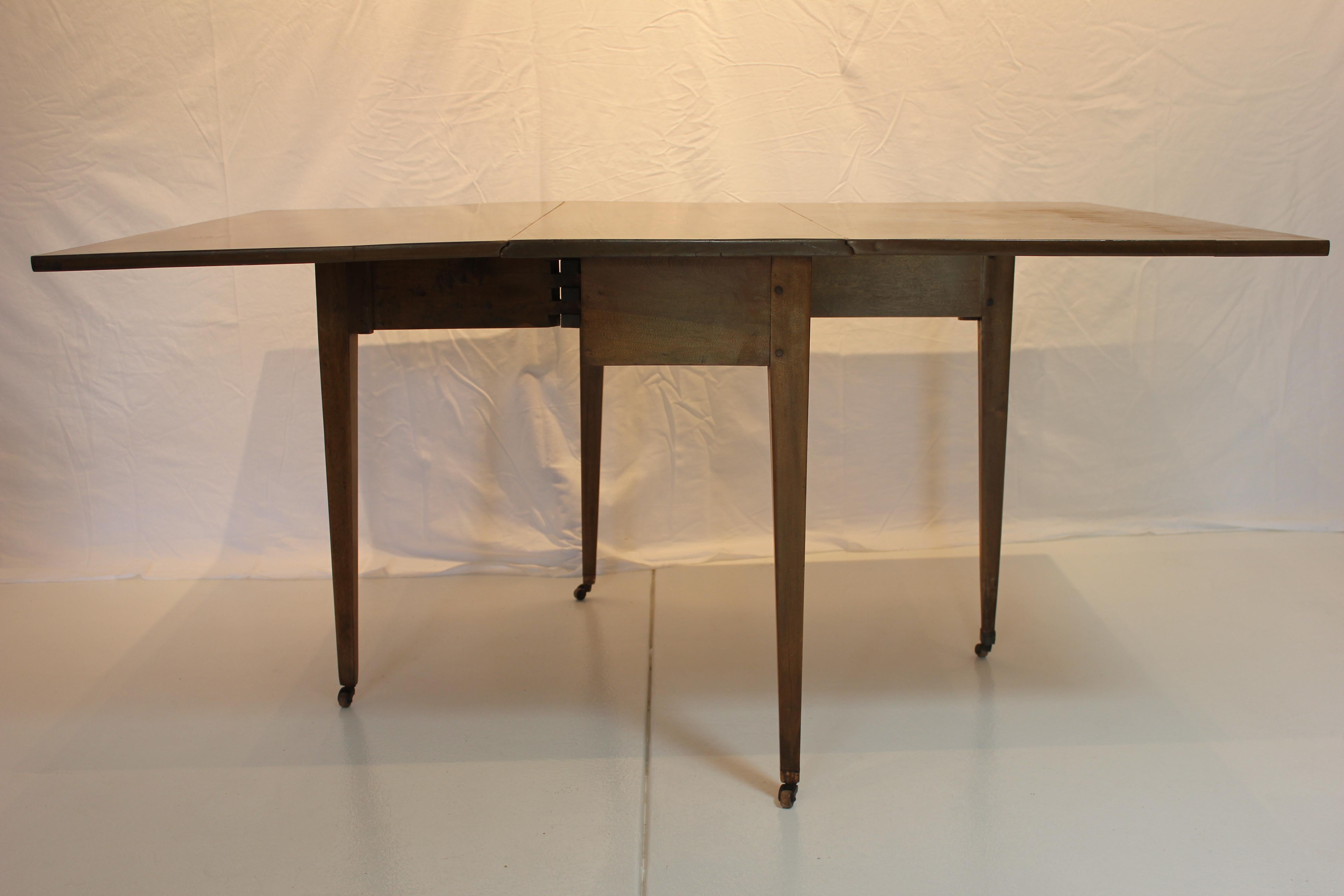 Antique American Federal Drop Leaf Mahogany Dining Table Early 19th Century For Sale 1