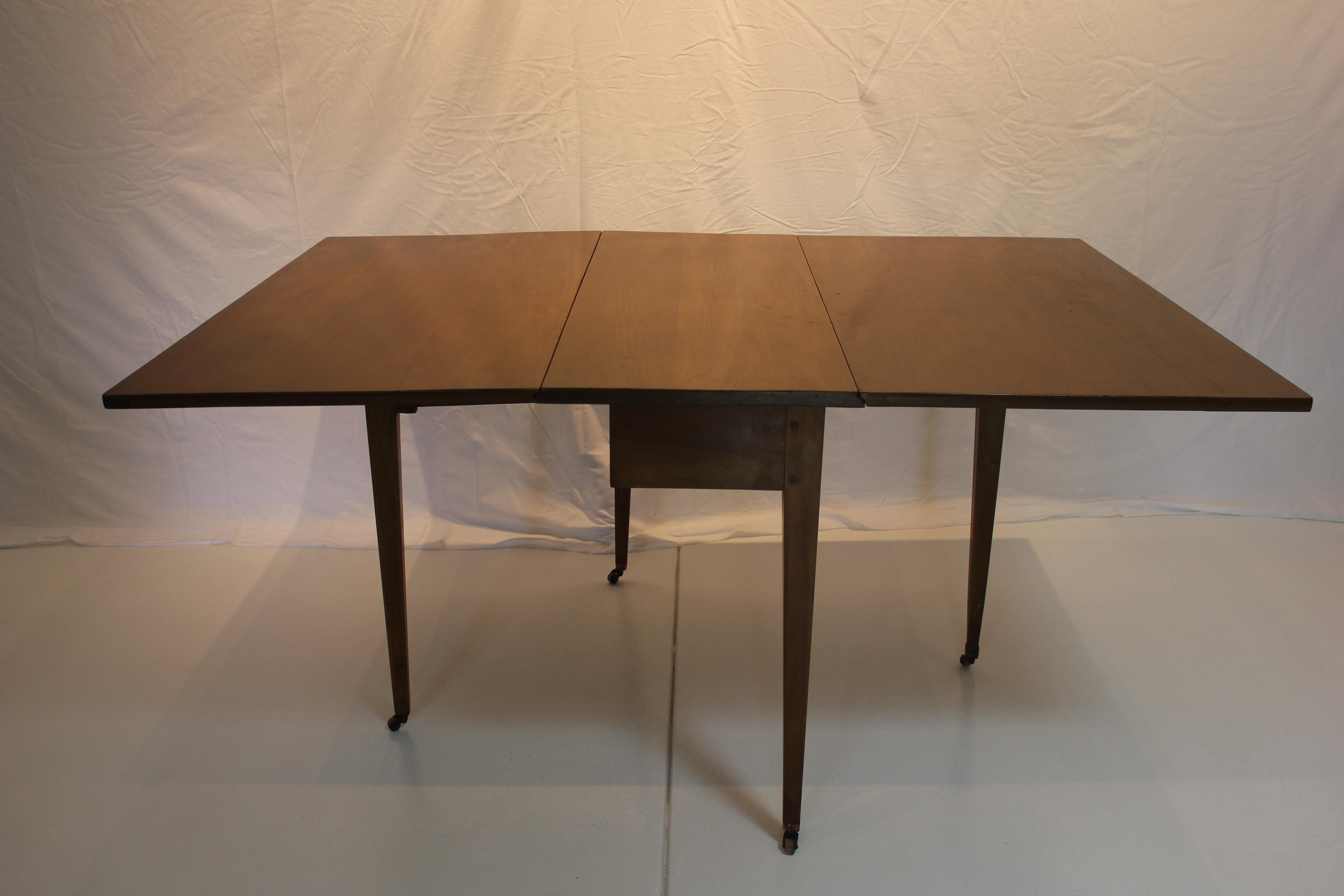 Antique American Federal Drop Leaf Mahogany Dining Table Early 19th Century For Sale 2
