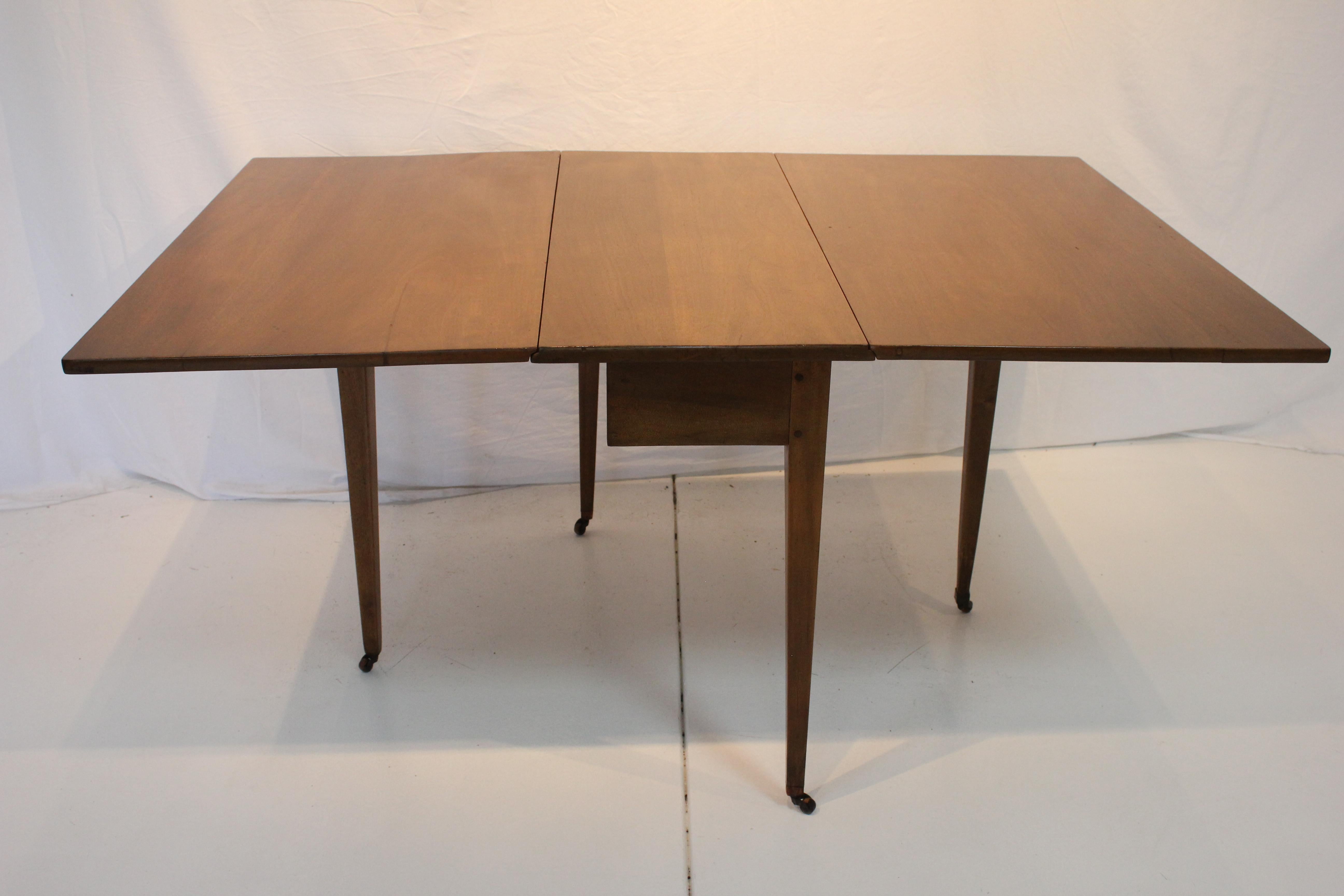 Antique American Federal Drop Leaf Mahogany Dining Table Early 19th Century For Sale 3