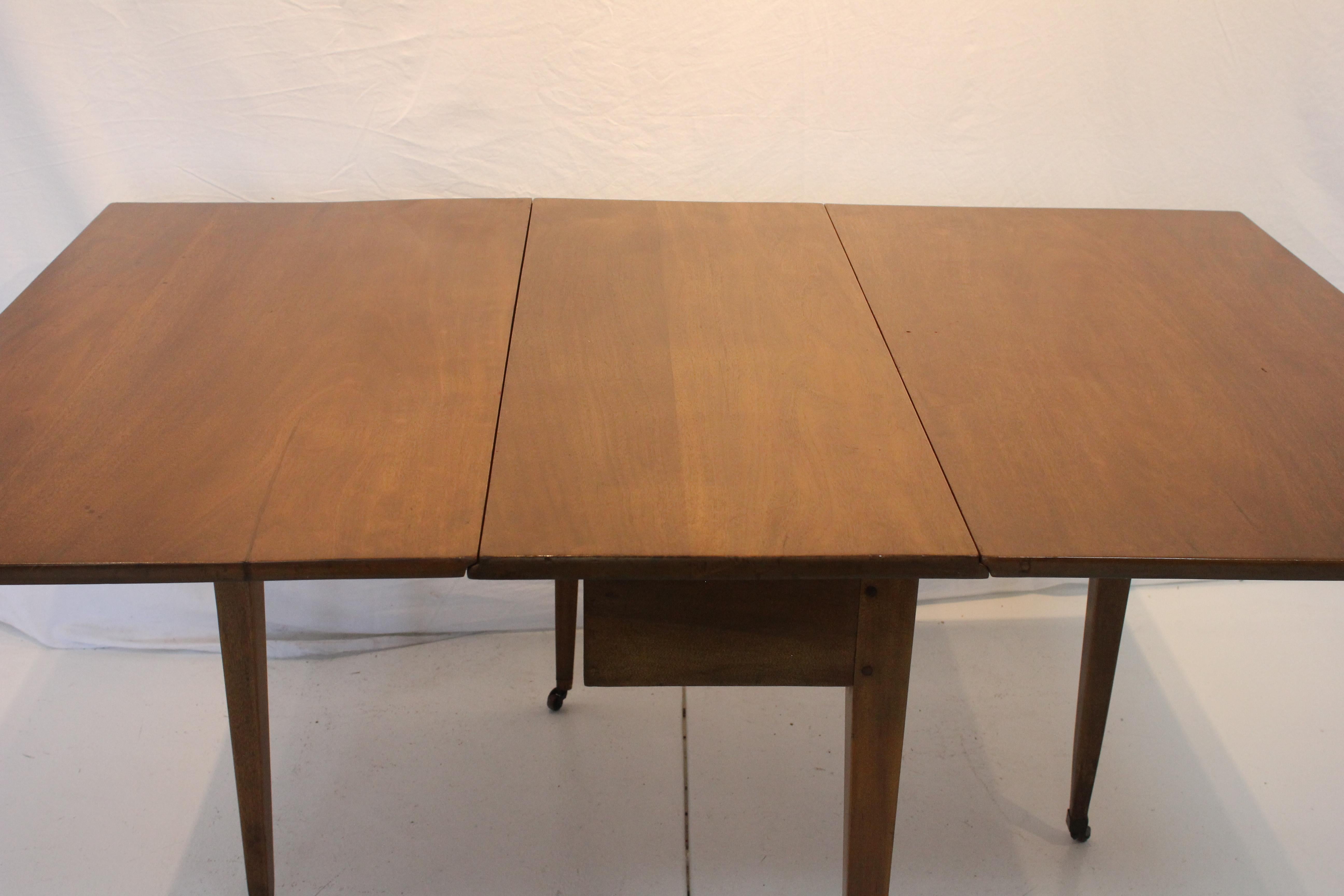 Antique American Federal Drop Leaf Mahogany Dining Table Early 19th Century For Sale 4