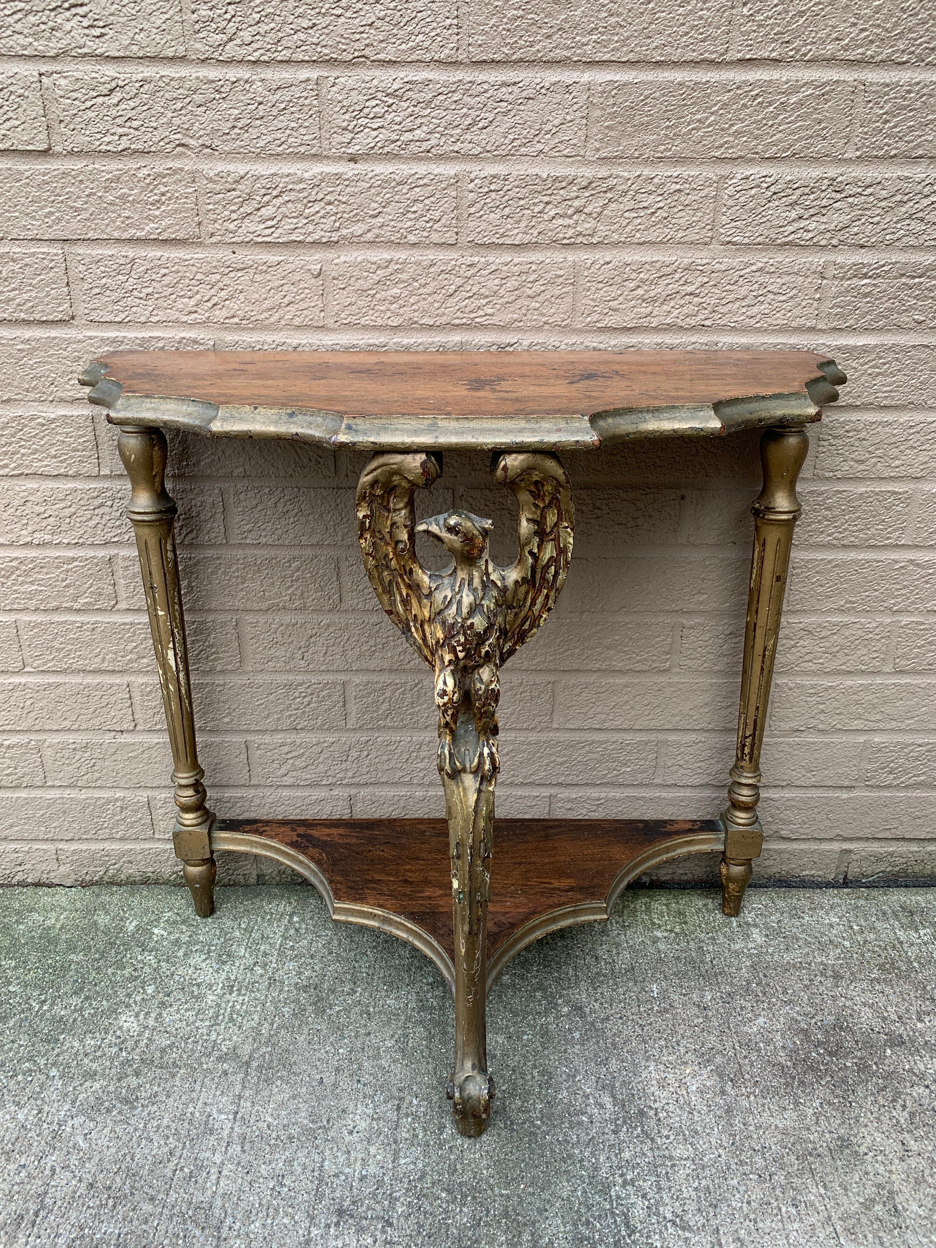 A beautiful American colonial or Federal style walnut and giltwood candle stand or side table featuring a hand carved eagle

USA, Mid 19th Century

Measures: 24