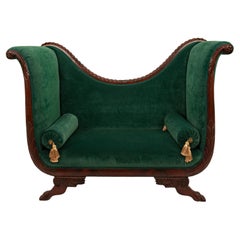 Antikes geschnitztes Mahagoni-Sofa im amerikanischen Federal Empire-Stil mit hoher Armlehne, Loveseat 1815