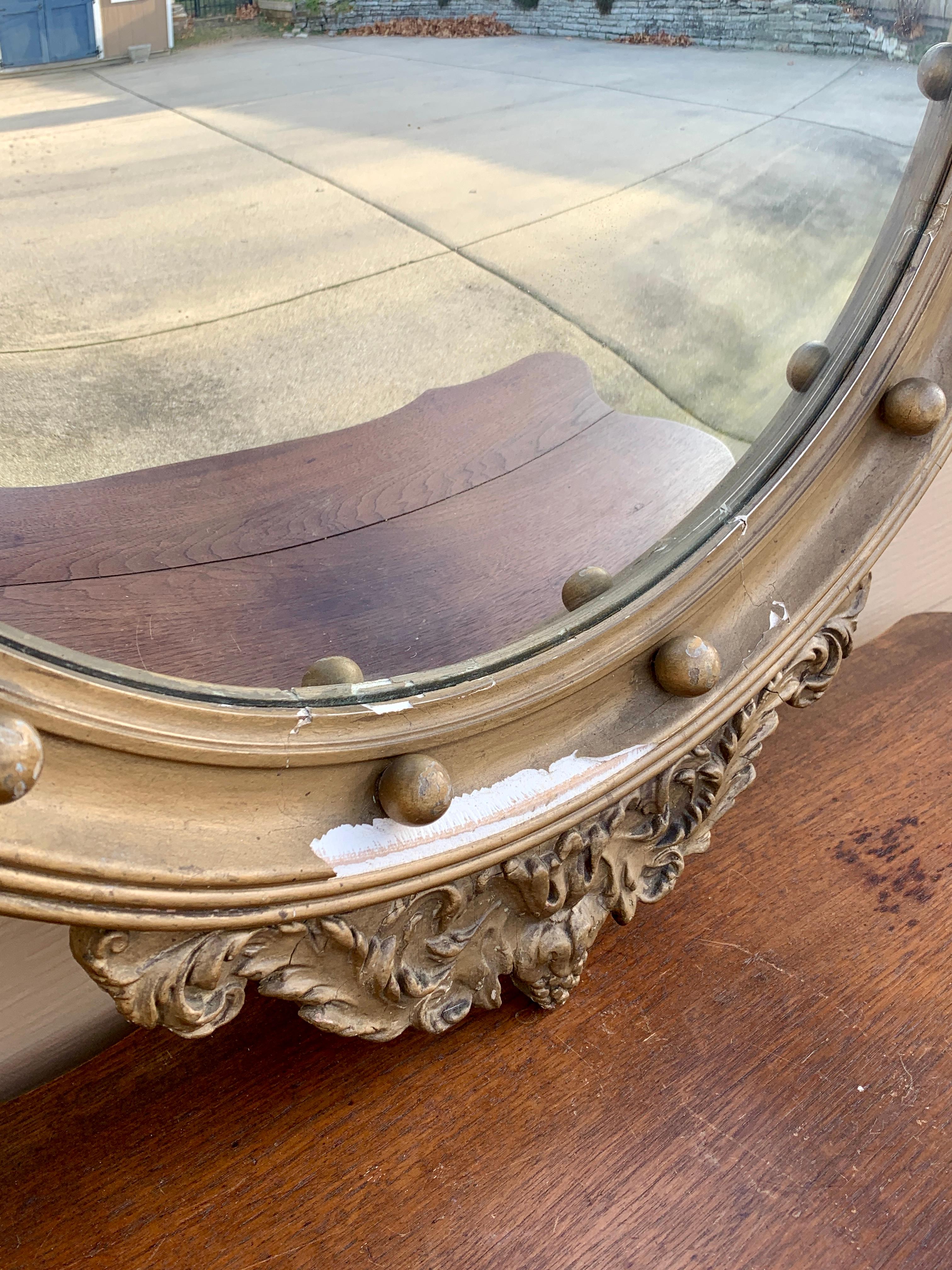 Antique miroir convexe américain fédéral en bois doré représentant un aigle musoir en vente 3