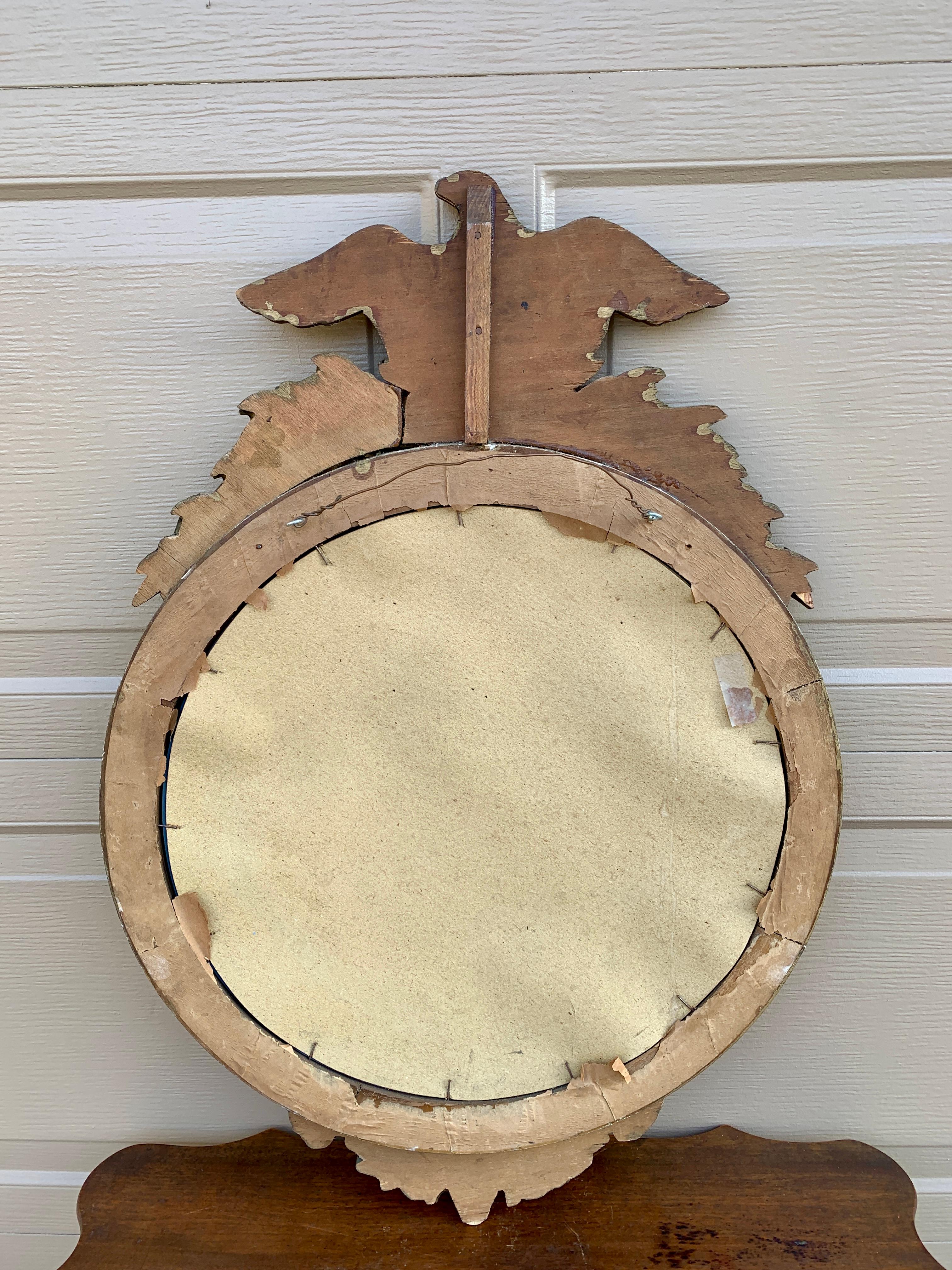Antique miroir convexe américain fédéral en bois doré représentant un aigle musoir en vente 4