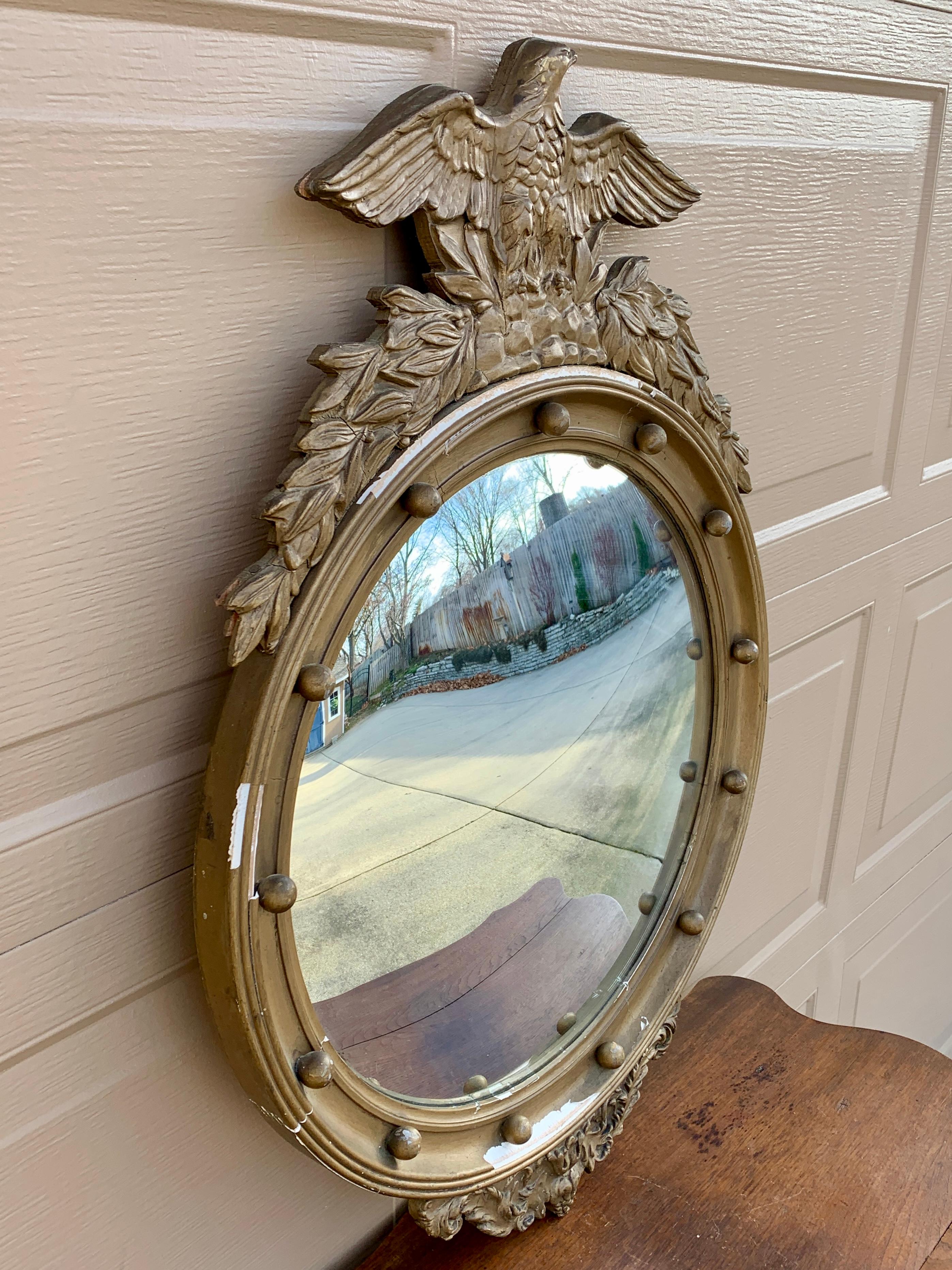 Fédéral Antique miroir convexe américain fédéral en bois doré représentant un aigle musoir en vente