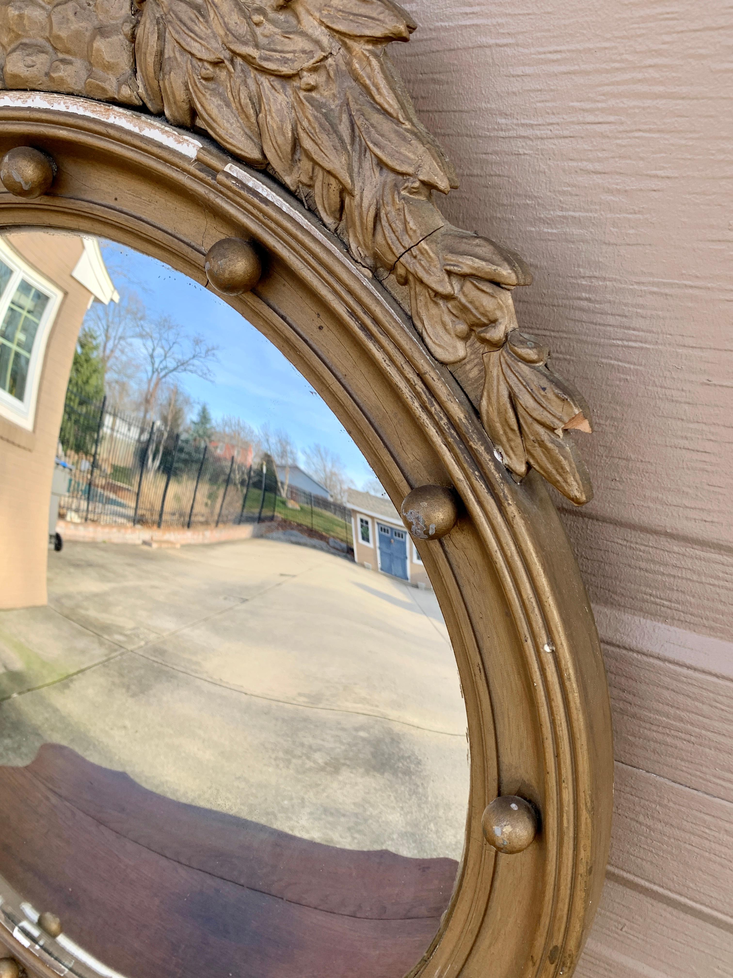 Antique miroir convexe américain fédéral en bois doré représentant un aigle musoir Bon état - En vente à Elkhart, IN