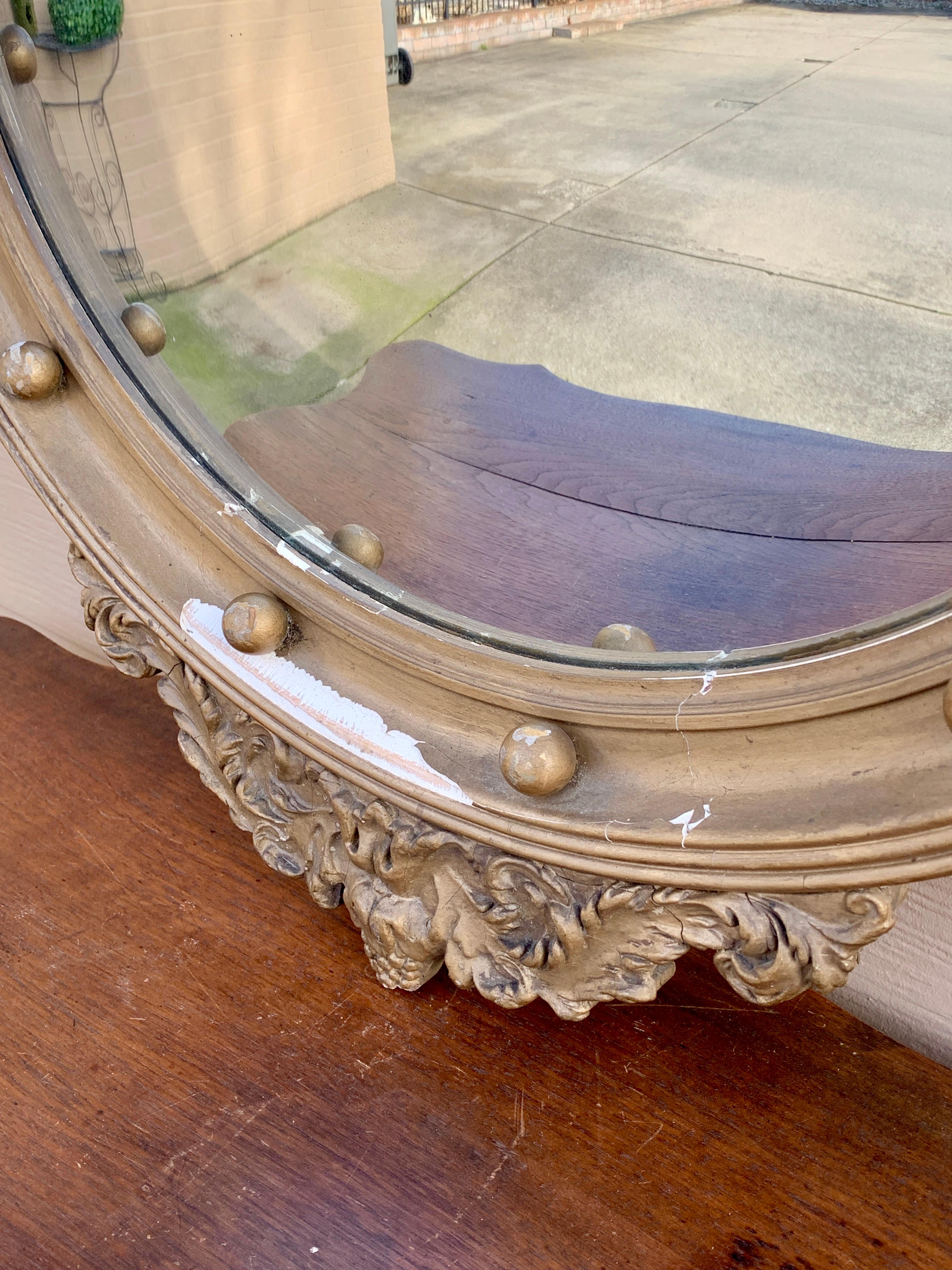 20ième siècle Antique miroir convexe américain fédéral en bois doré représentant un aigle musoir en vente