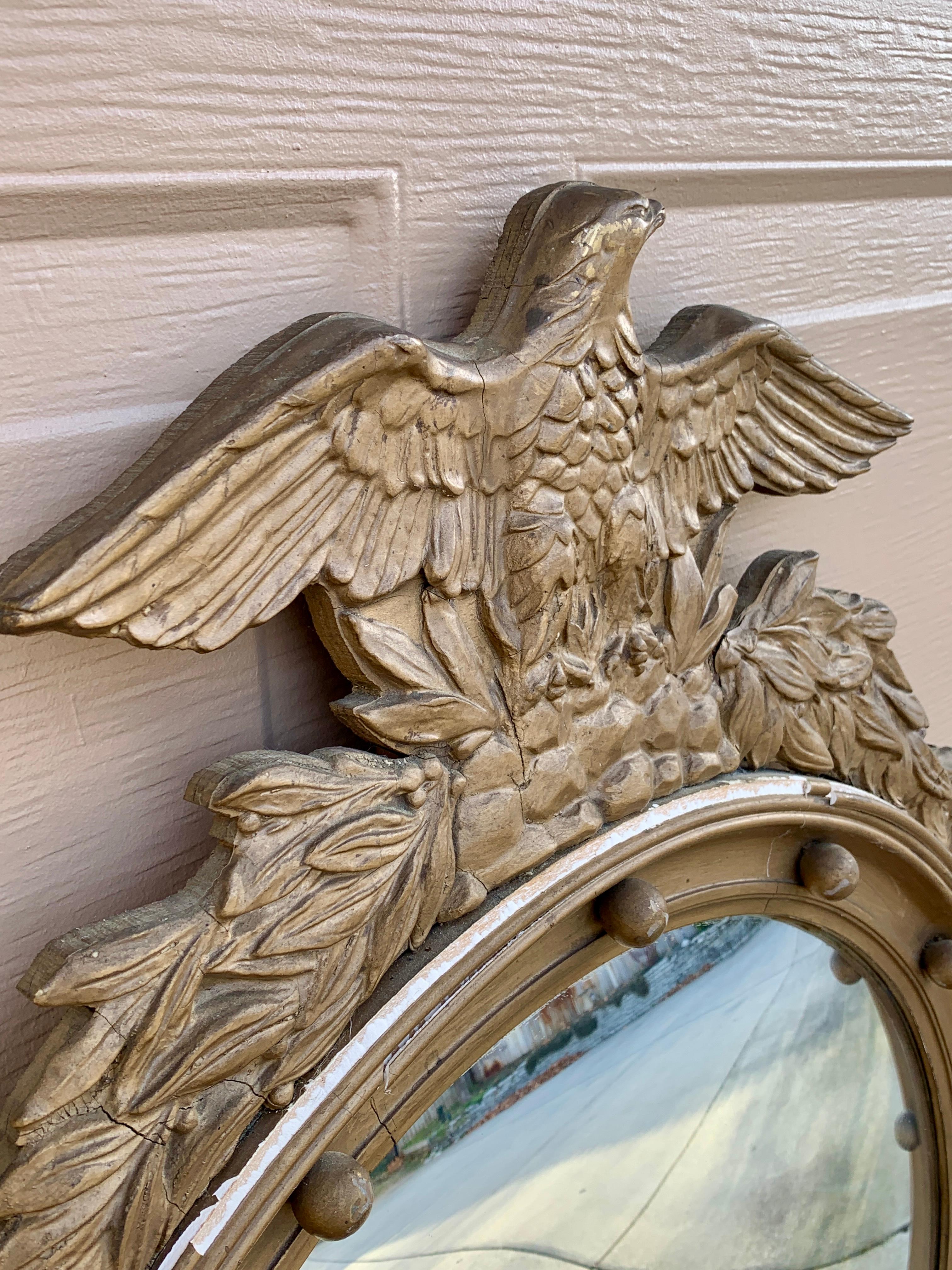 Miroir Antique miroir convexe américain fédéral en bois doré représentant un aigle musoir en vente