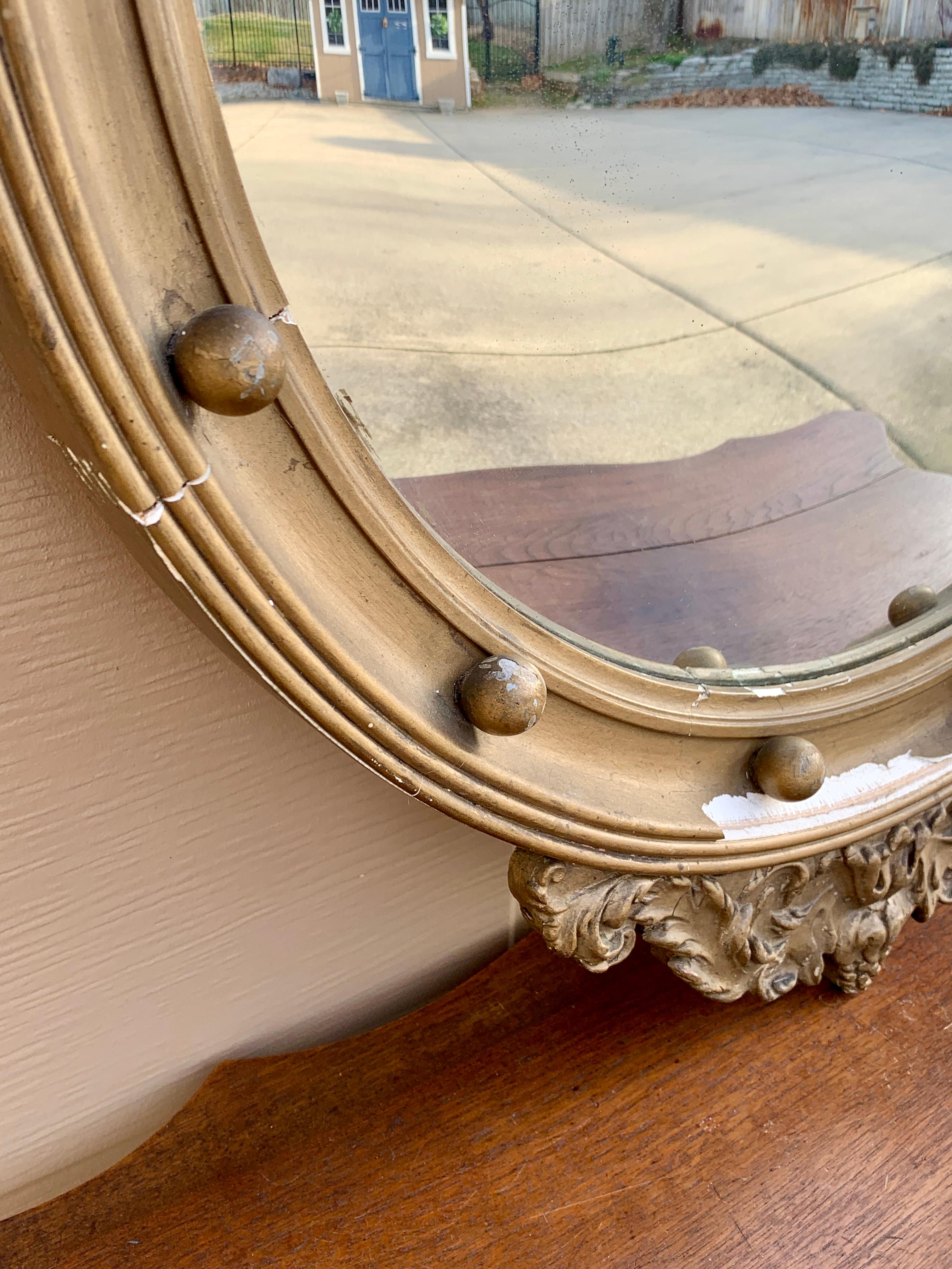 Antique miroir convexe américain fédéral en bois doré représentant un aigle musoir en vente 2