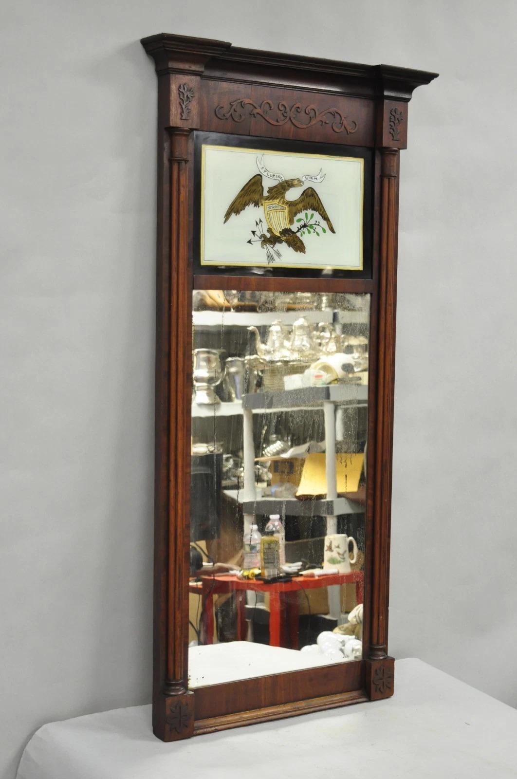 Antique Mirror americano Feder in mogano dipinto a rovescio con l'aquila Trumeau in vendita 7