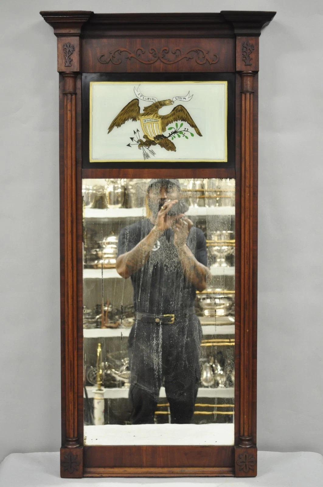 Inviaci un messaggio con il tuo codice postale per richiedere un preventivo per la spedizione negli Stati Uniti.

Antique Mirror in mogano Feder dipinto a rovescio Eagle Trumeau. Circa metà del XIX secolo. Misure: 47