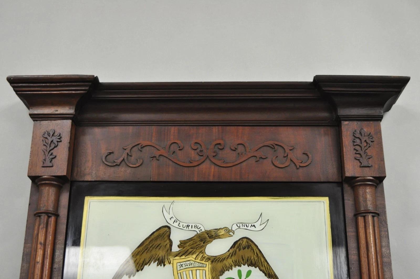 Federale Antique Mirror americano Feder in mogano dipinto a rovescio con l'aquila Trumeau in vendita