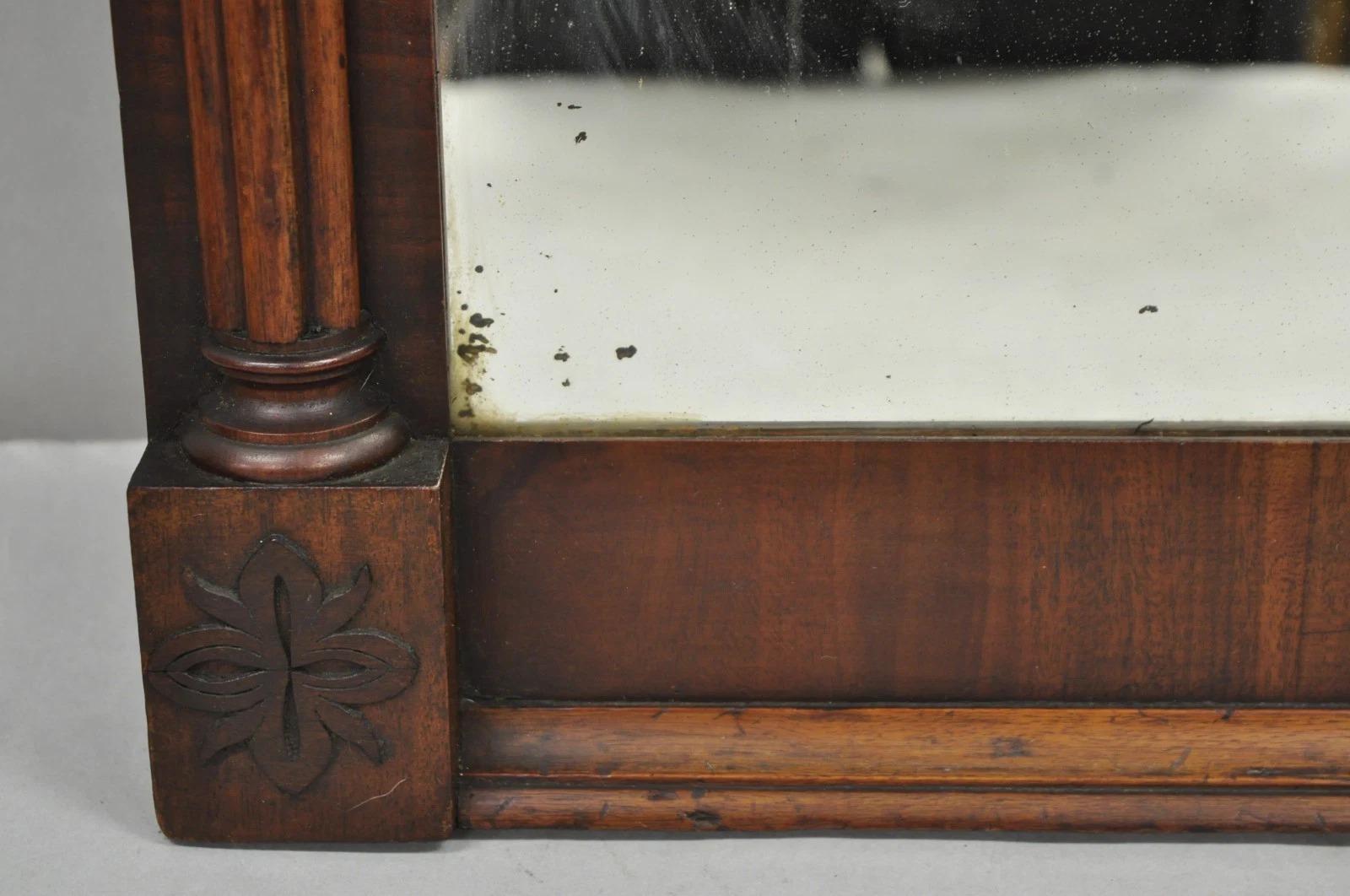 XIX secolo Antique Mirror americano Feder in mogano dipinto a rovescio con l'aquila Trumeau in vendita