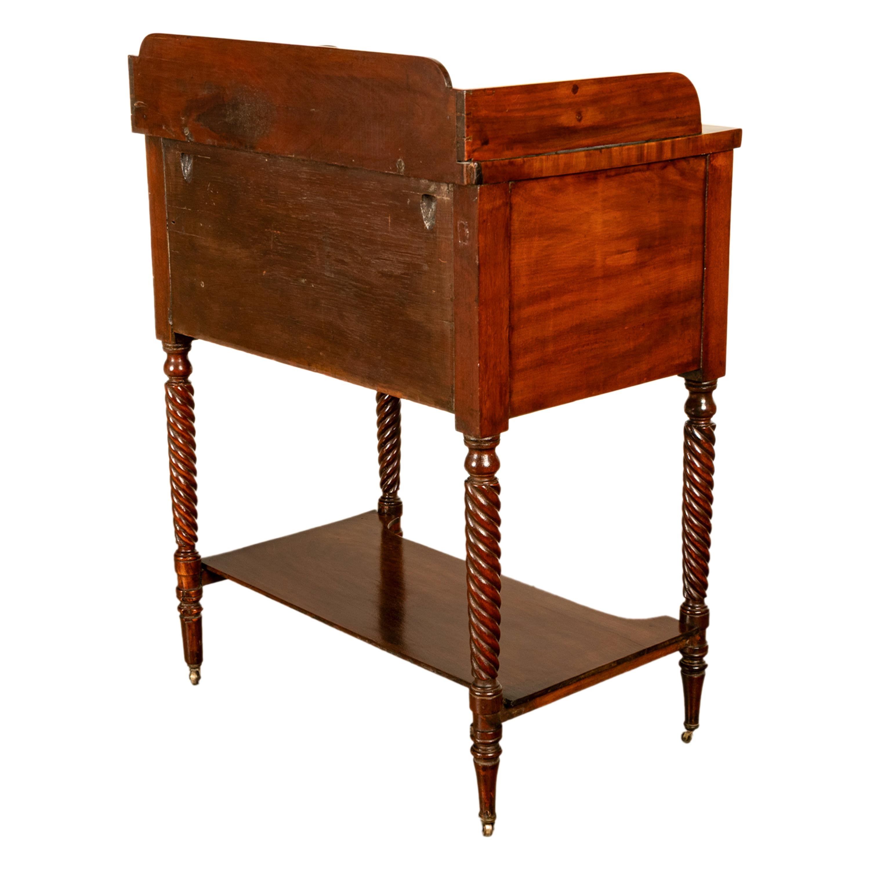 Ancienne commode Sheraton à 3 tiroirs de style fédéral américain en acajou, Nouvelle-Angleterre en vente 4