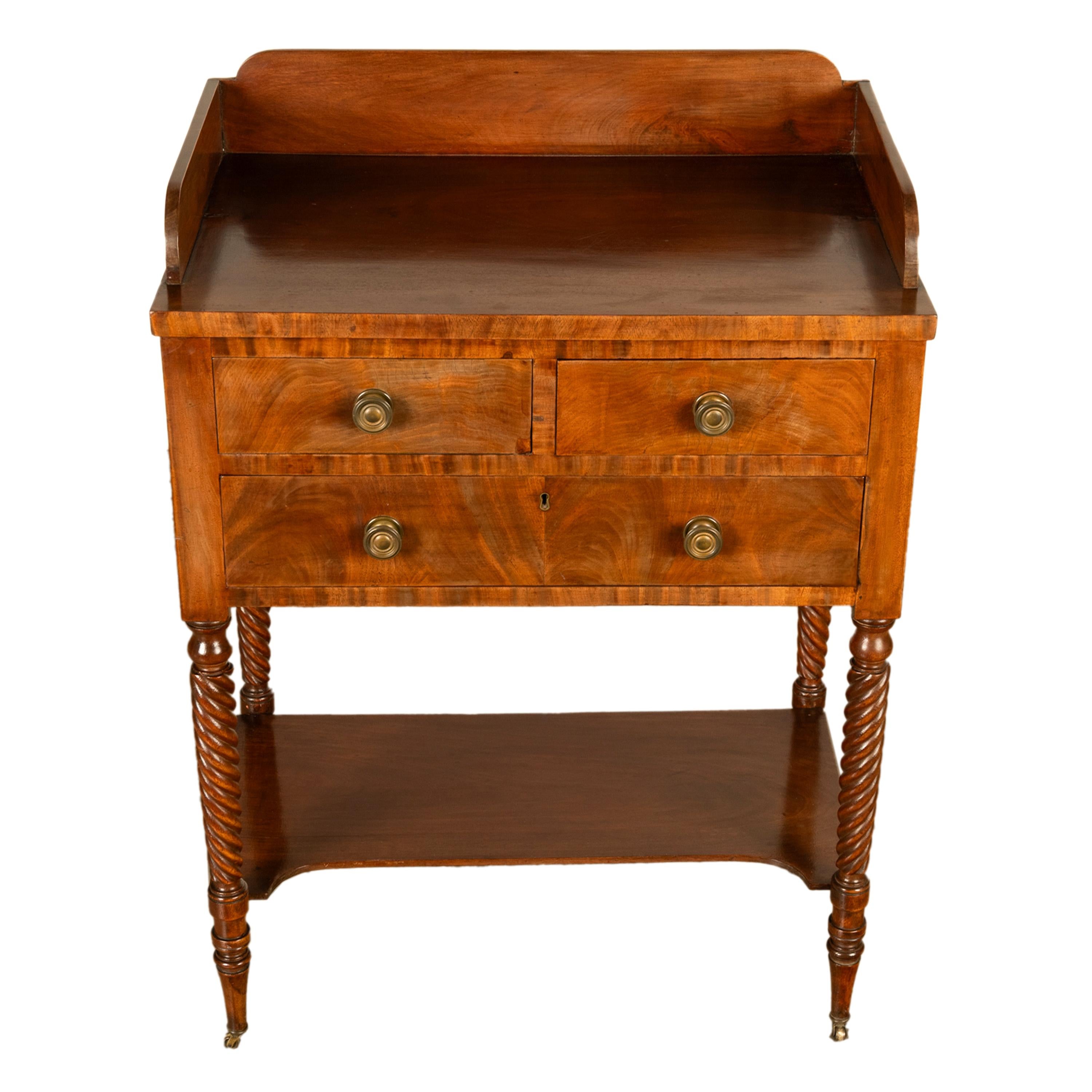Ancienne commode Sheraton à 3 tiroirs de style fédéral américain en acajou, Nouvelle-Angleterre en vente 6