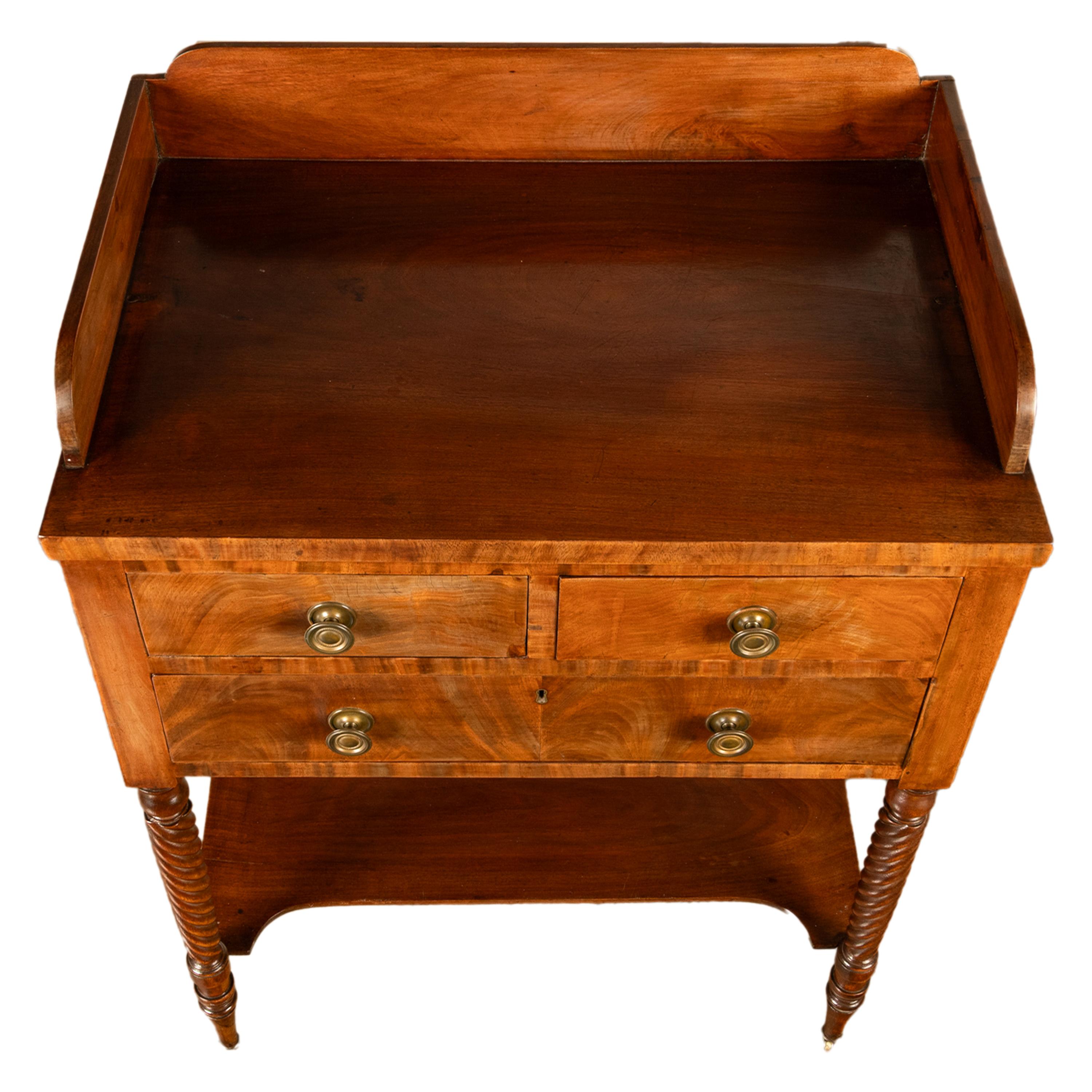 Ancienne commode Sheraton à 3 tiroirs de style fédéral américain en acajou, Nouvelle-Angleterre en vente 7