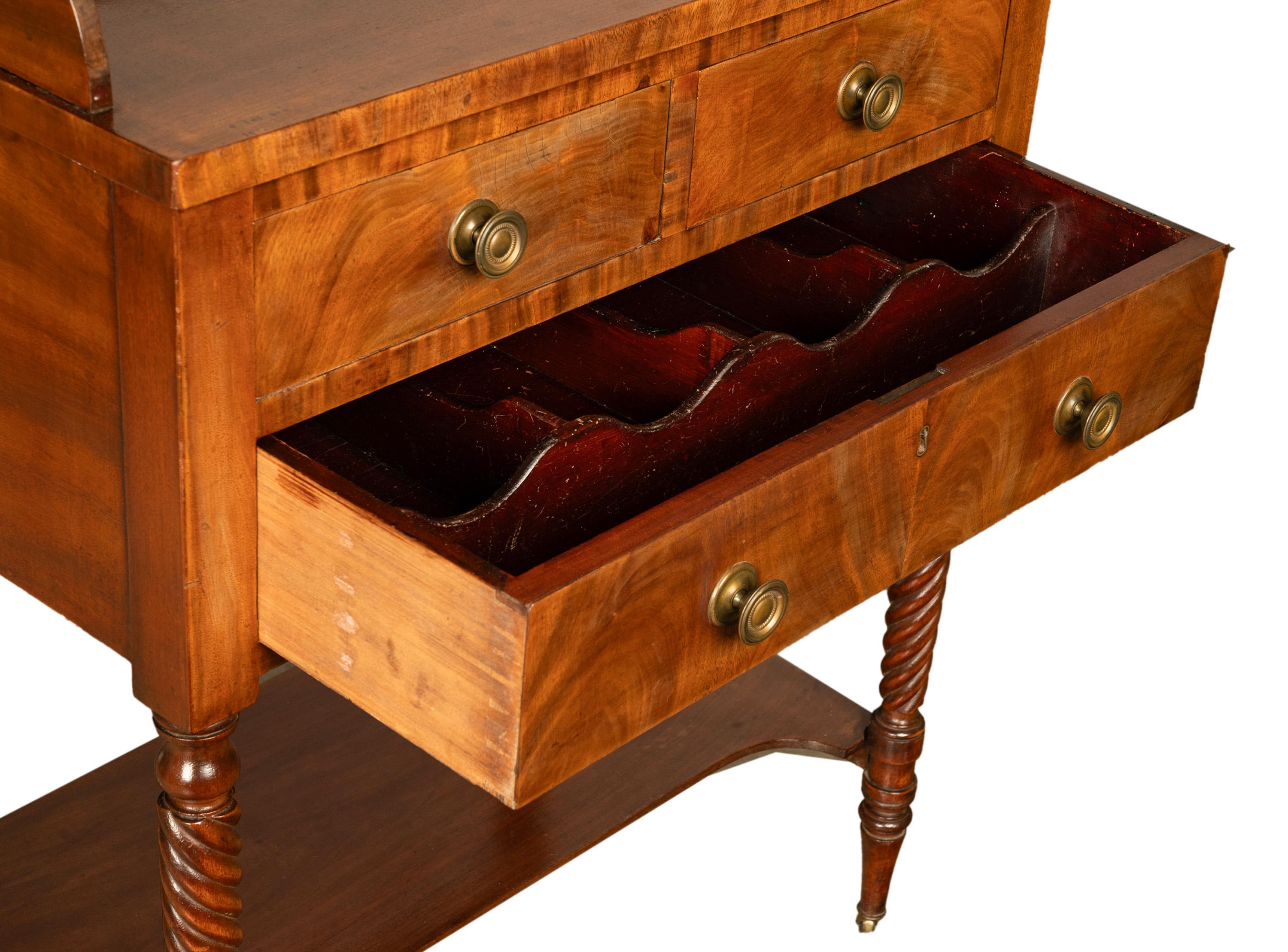 Ancienne commode Sheraton à 3 tiroirs de style fédéral américain en acajou, Nouvelle-Angleterre en vente 8
