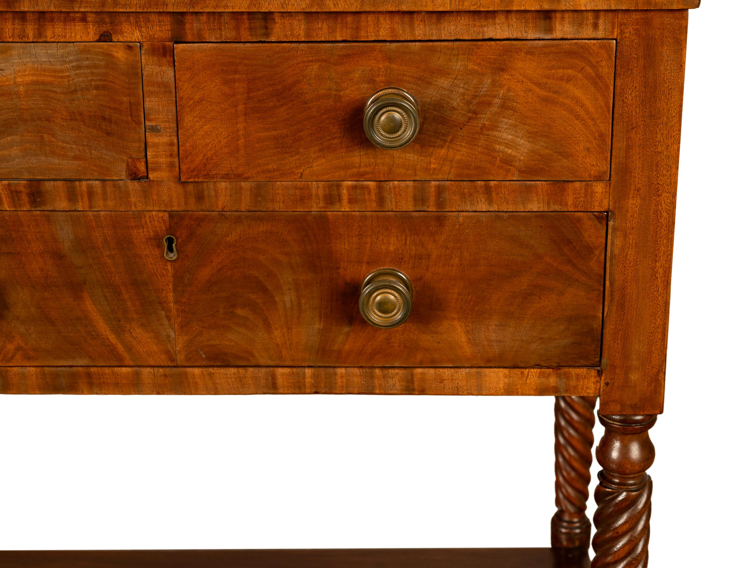 Ancienne commode Sheraton à 3 tiroirs de style fédéral américain en acajou, Nouvelle-Angleterre en vente 9