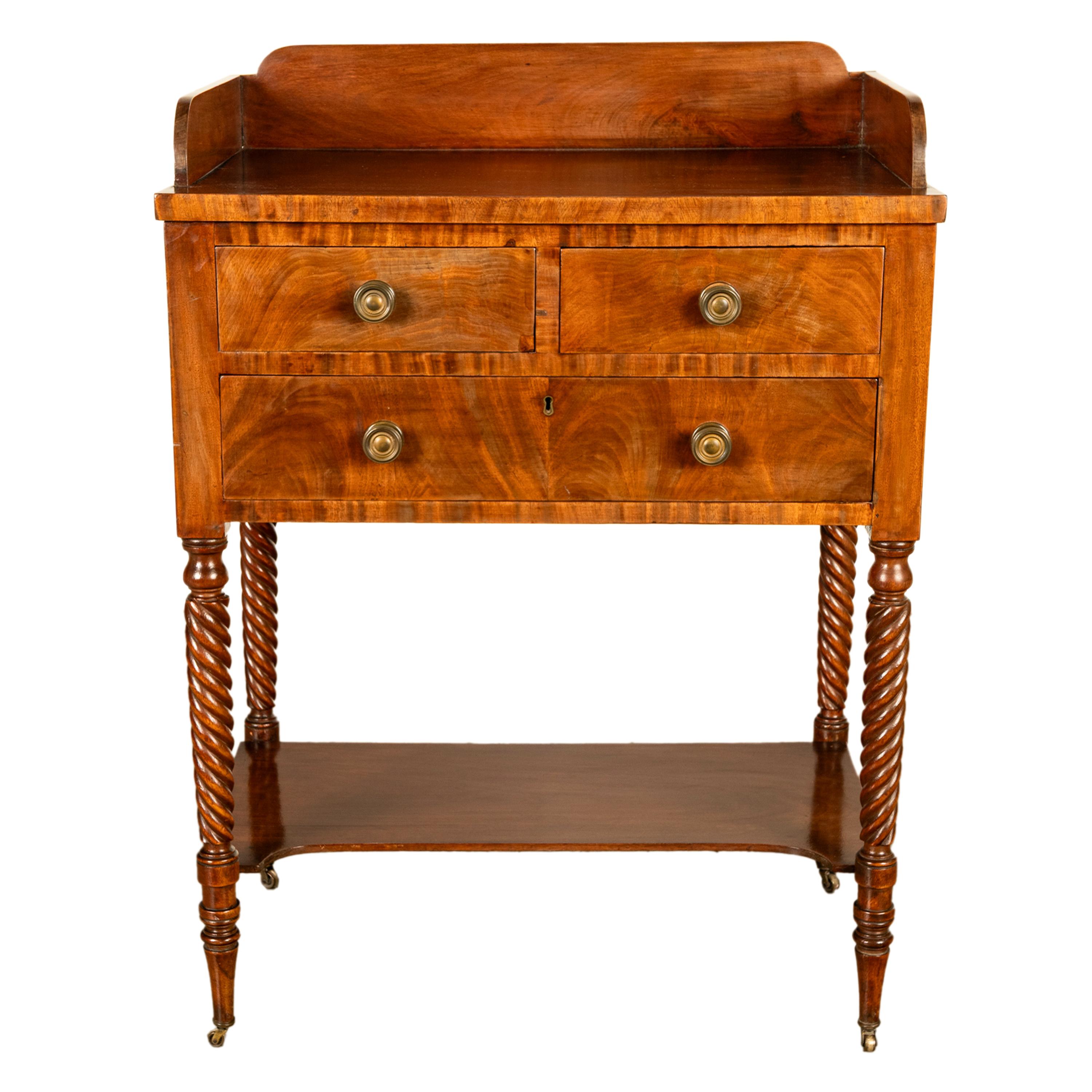 Table de service/coffre à trois tiroirs en acajou de la période fédérale américaine Sheraton, vers 1810, Nouvelle-Angleterre.
La desserte, de forme réduite, est construite dans le plus bel acajou figuré. Le dessus est orné d'une galerie et le