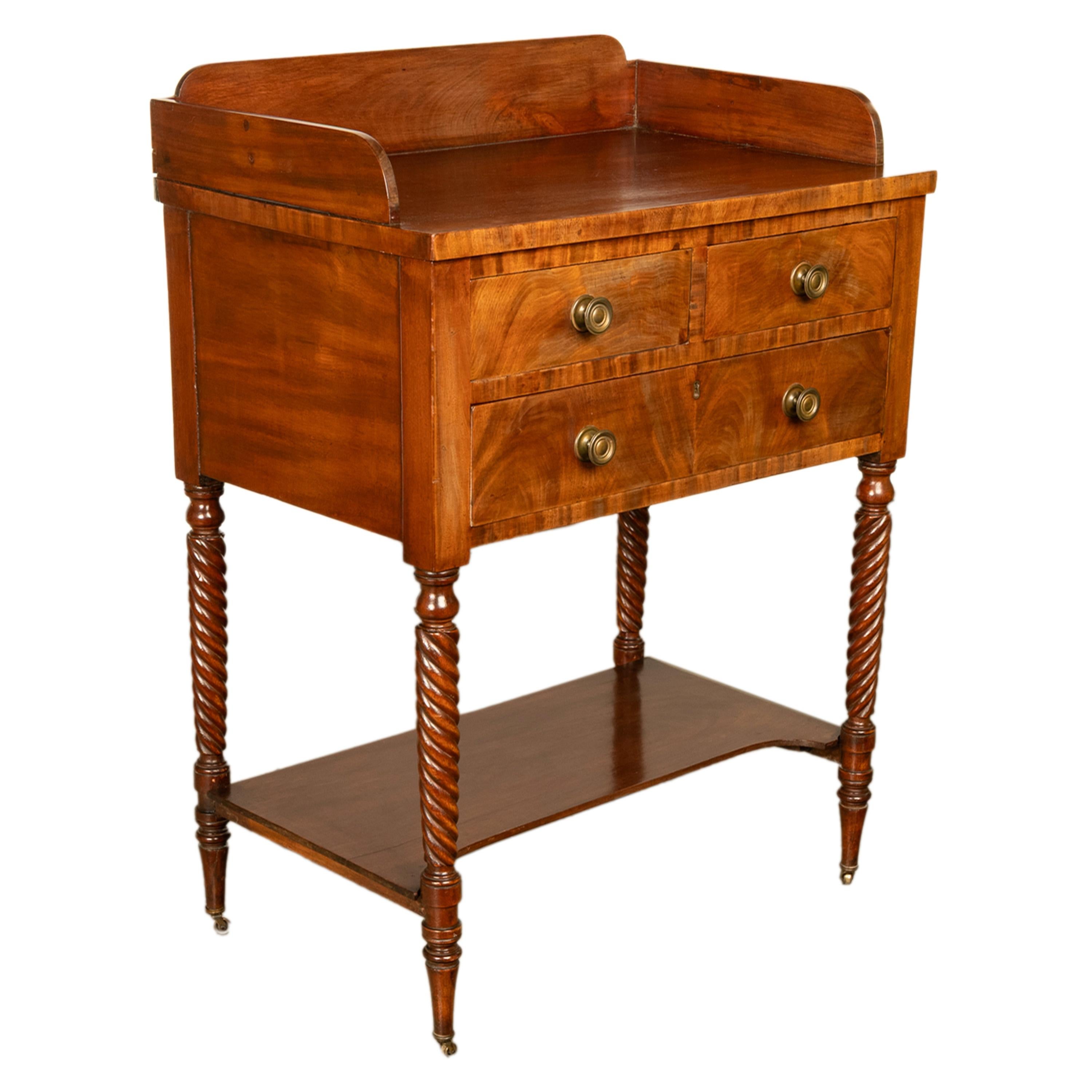 Américain Ancienne commode Sheraton à 3 tiroirs de style fédéral américain en acajou, Nouvelle-Angleterre en vente
