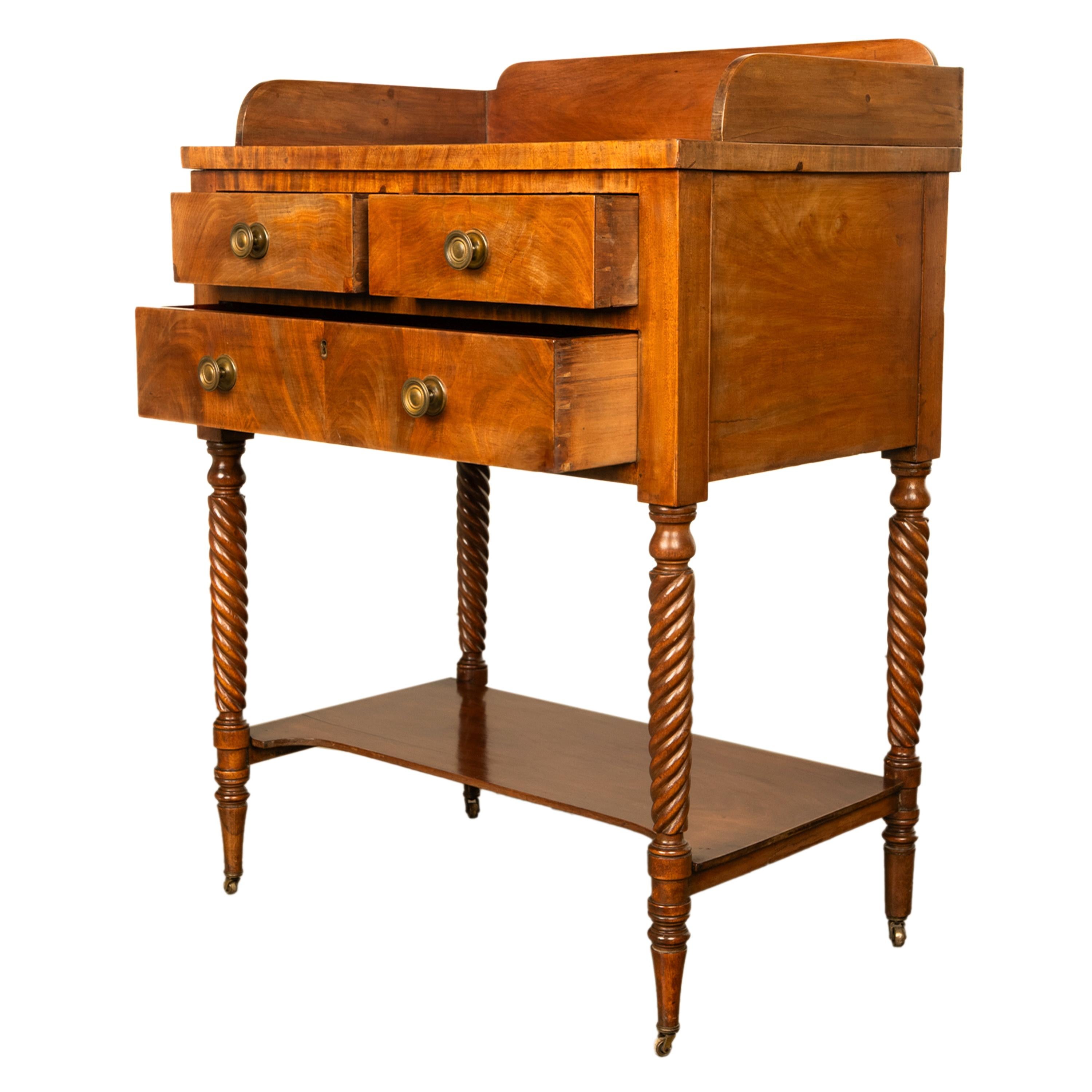 Début du XIXe siècle Ancienne commode Sheraton à 3 tiroirs de style fédéral américain en acajou, Nouvelle-Angleterre en vente