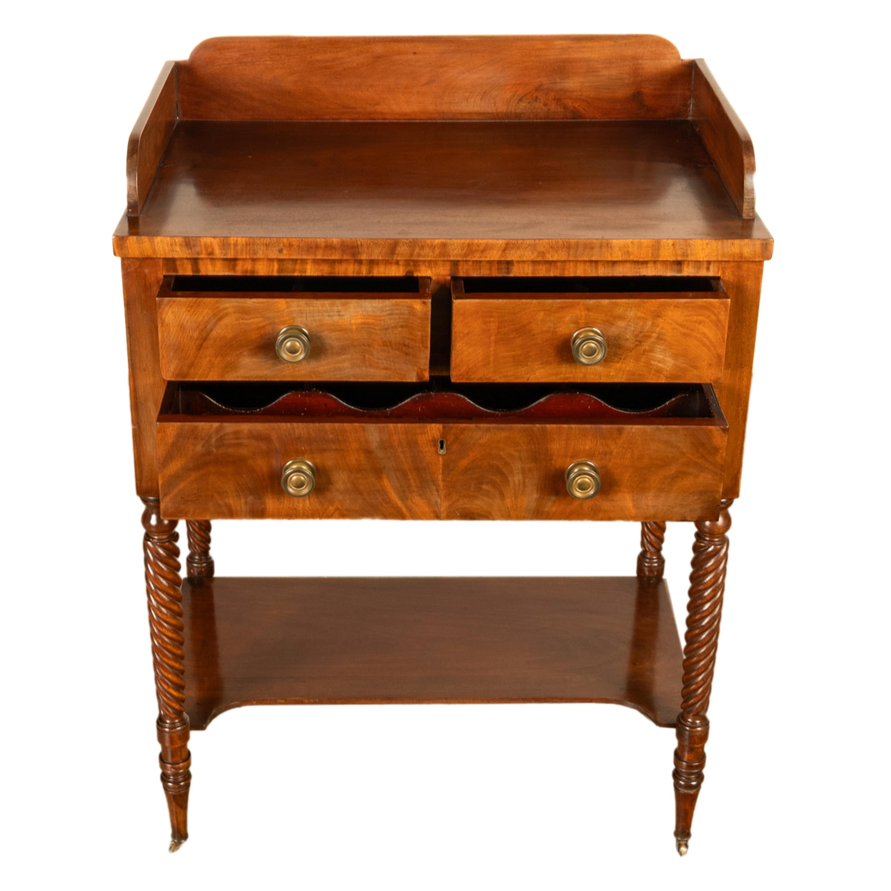 Acajou Ancienne commode Sheraton à 3 tiroirs de style fédéral américain en acajou, Nouvelle-Angleterre en vente