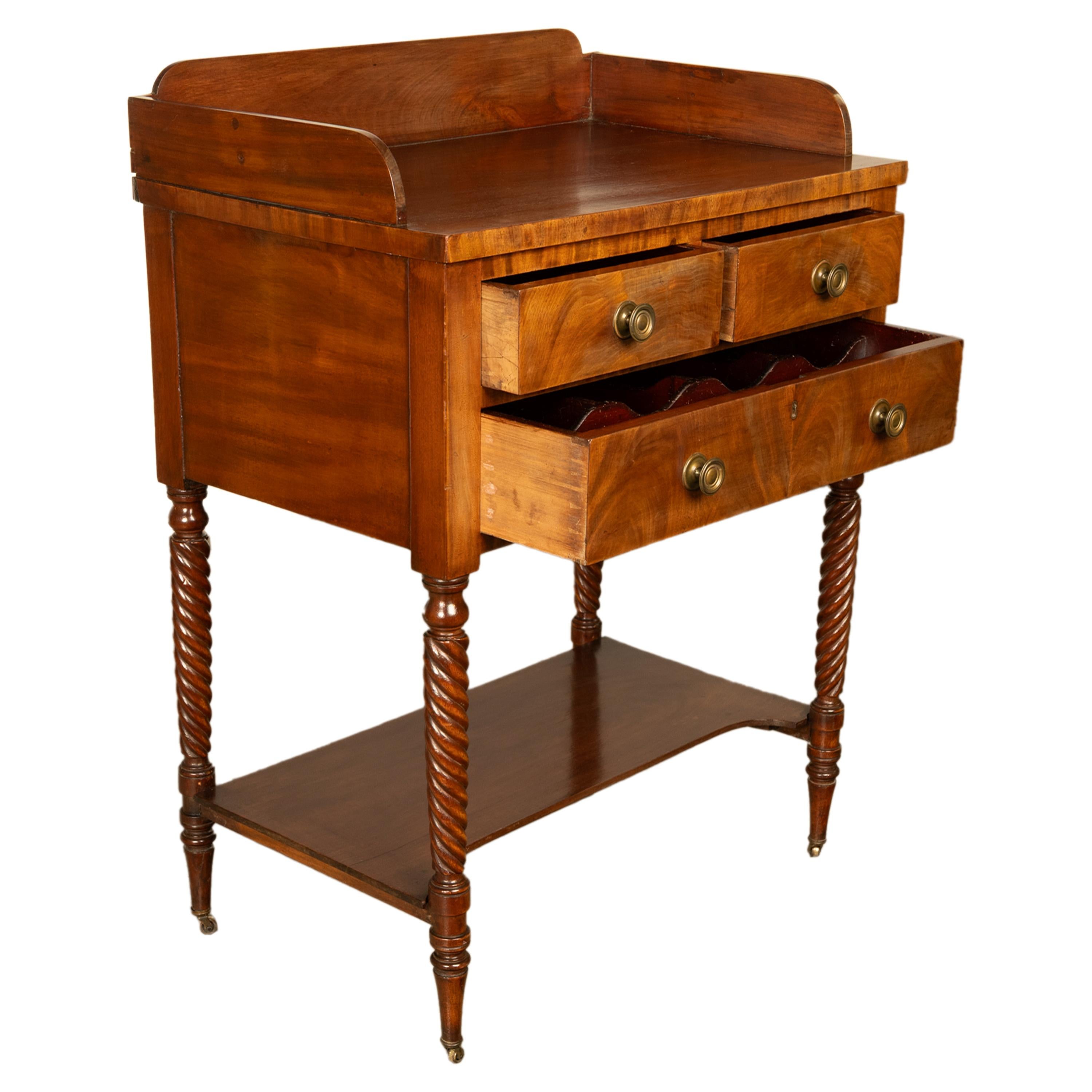 Ancienne commode Sheraton à 3 tiroirs de style fédéral américain en acajou, Nouvelle-Angleterre en vente 1