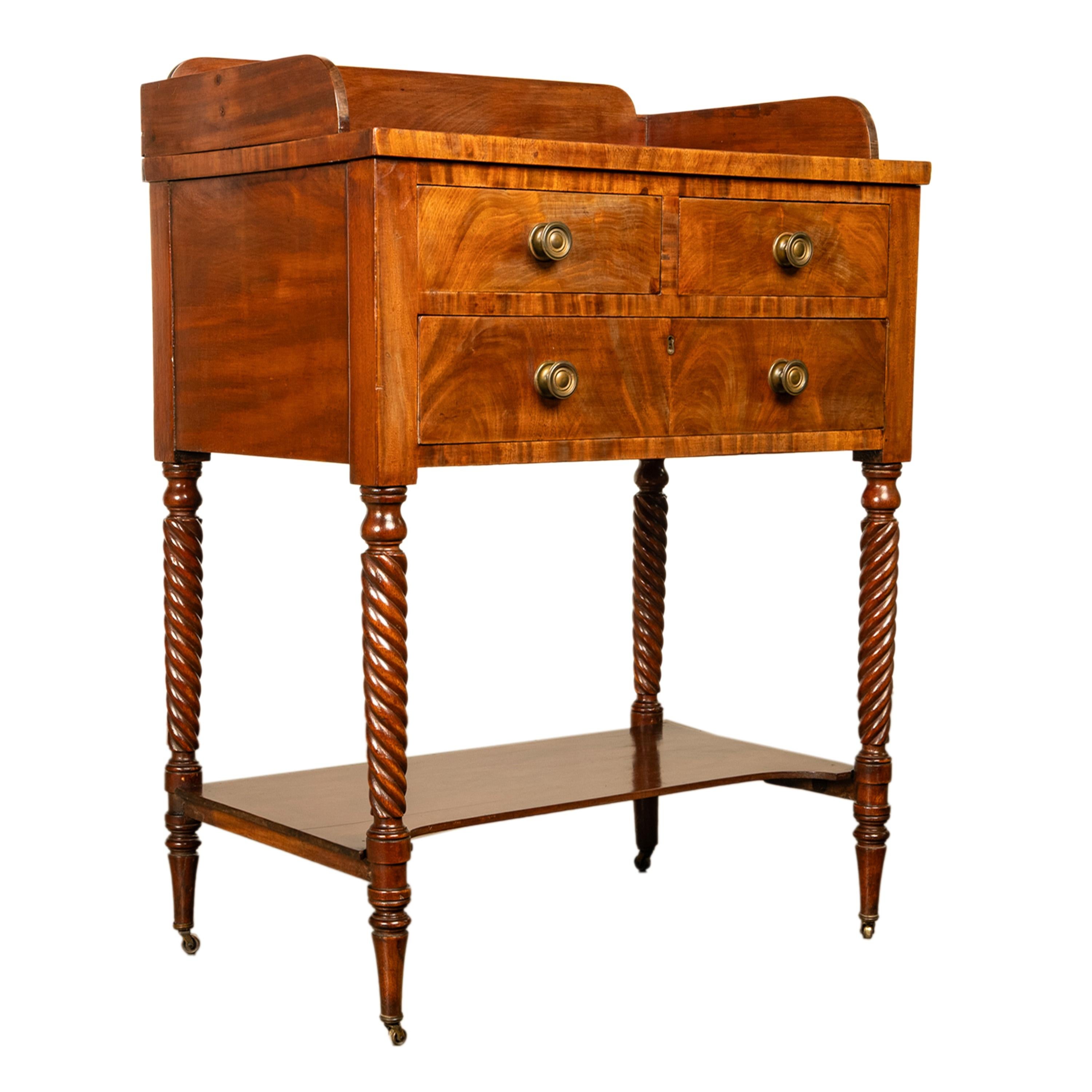 Ancienne commode Sheraton à 3 tiroirs de style fédéral américain en acajou, Nouvelle-Angleterre en vente 2