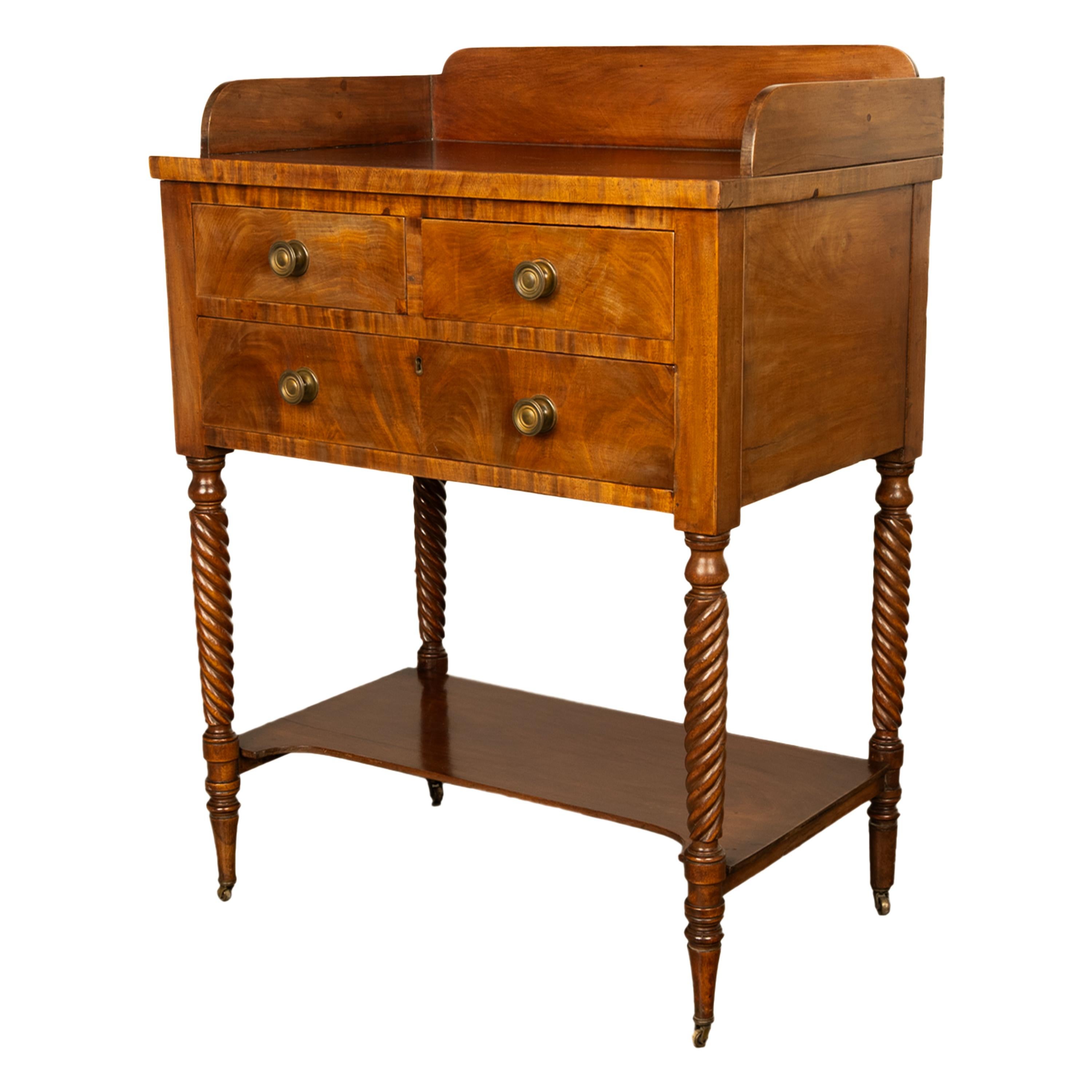 Ancienne commode Sheraton à 3 tiroirs de style fédéral américain en acajou, Nouvelle-Angleterre en vente 3