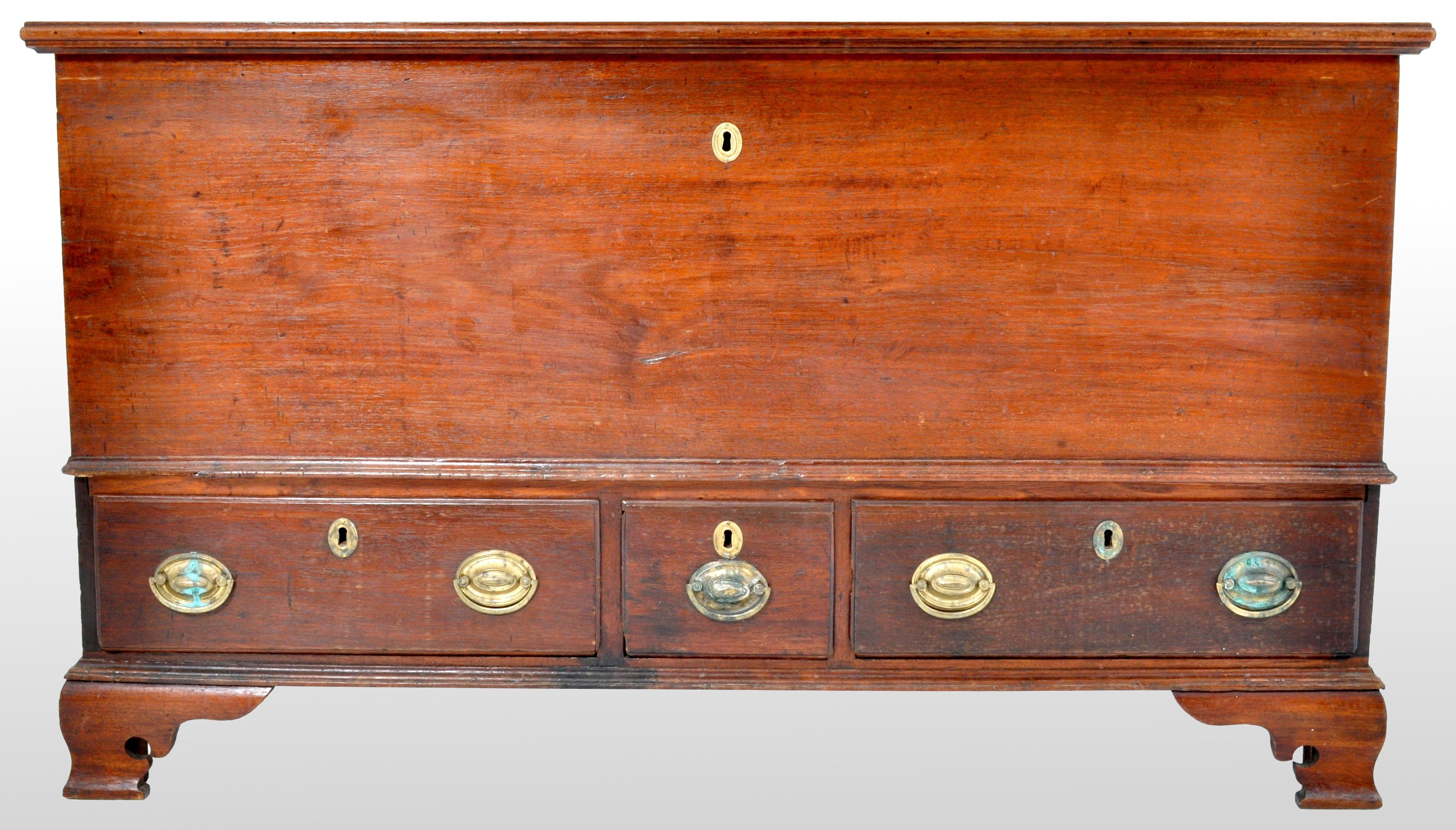 Antique American Federal Period, Chippendale, cherry mule chest, circa 1780. The chest originating from Pennsylvania and having a hinged lid enclosing a storage reservoir and a candle till to the left. The base having three drawers, two long and one
