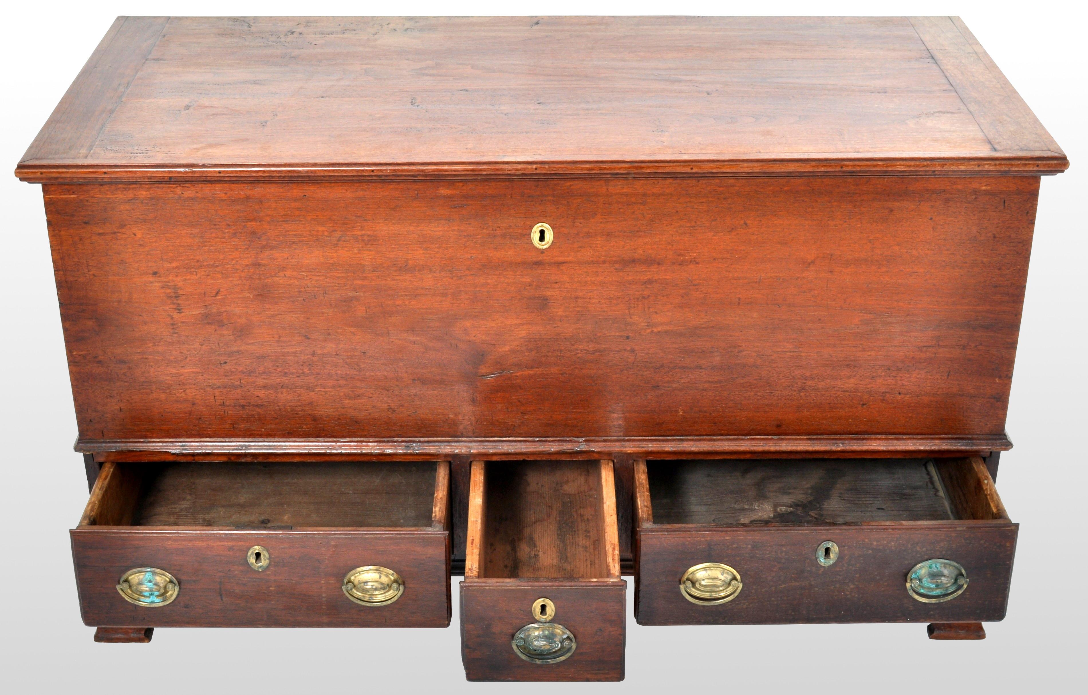 Antique American Federal Period Chippendale Cherry Mule Chest, Pennsylvania 1780 In Good Condition In Portland, OR