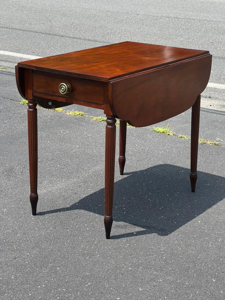 Antigua mesa de caoba de un cajón de la época federal americana c. 1830 Federal en venta