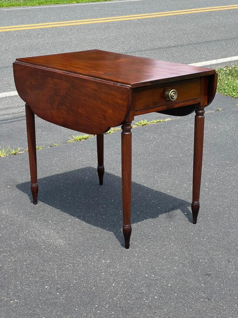 Antigua mesa de caoba de un cajón de la época federal americana c. 1830 en venta 1