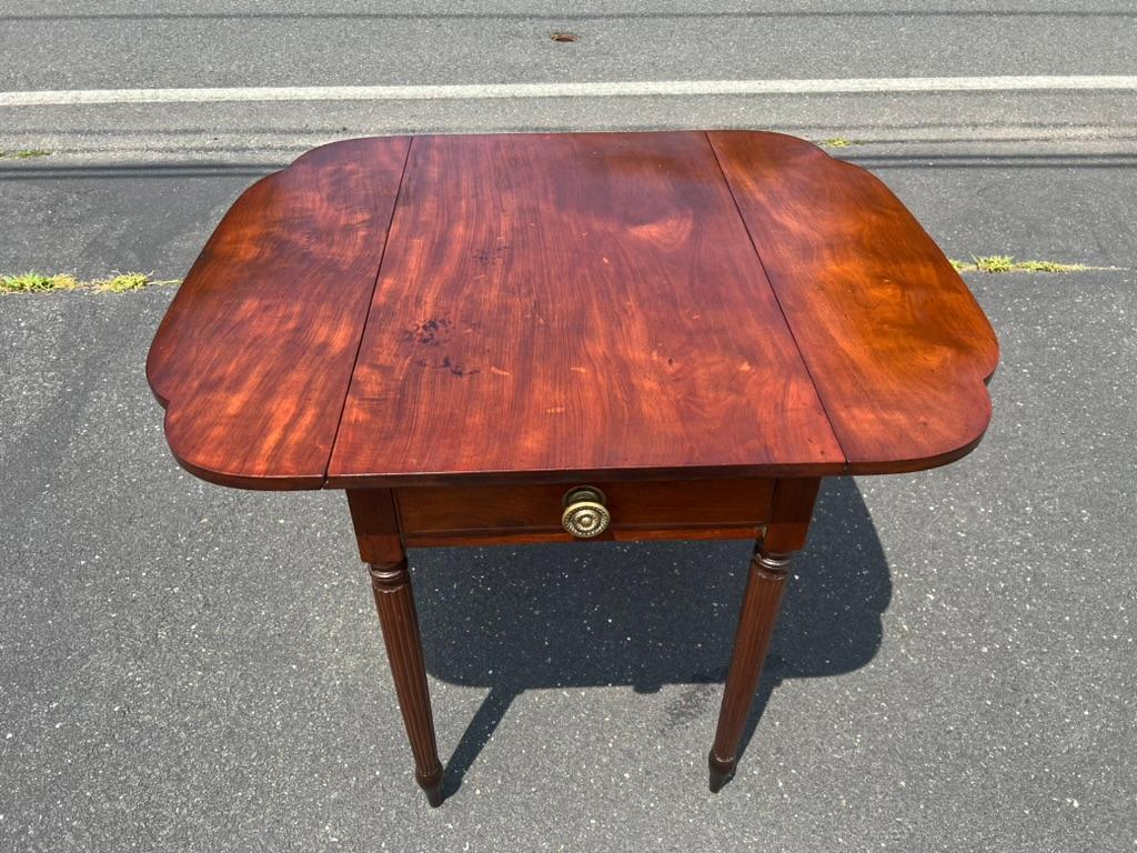 Antigua mesa de caoba de un cajón de la época federal americana c. 1830 en venta 2