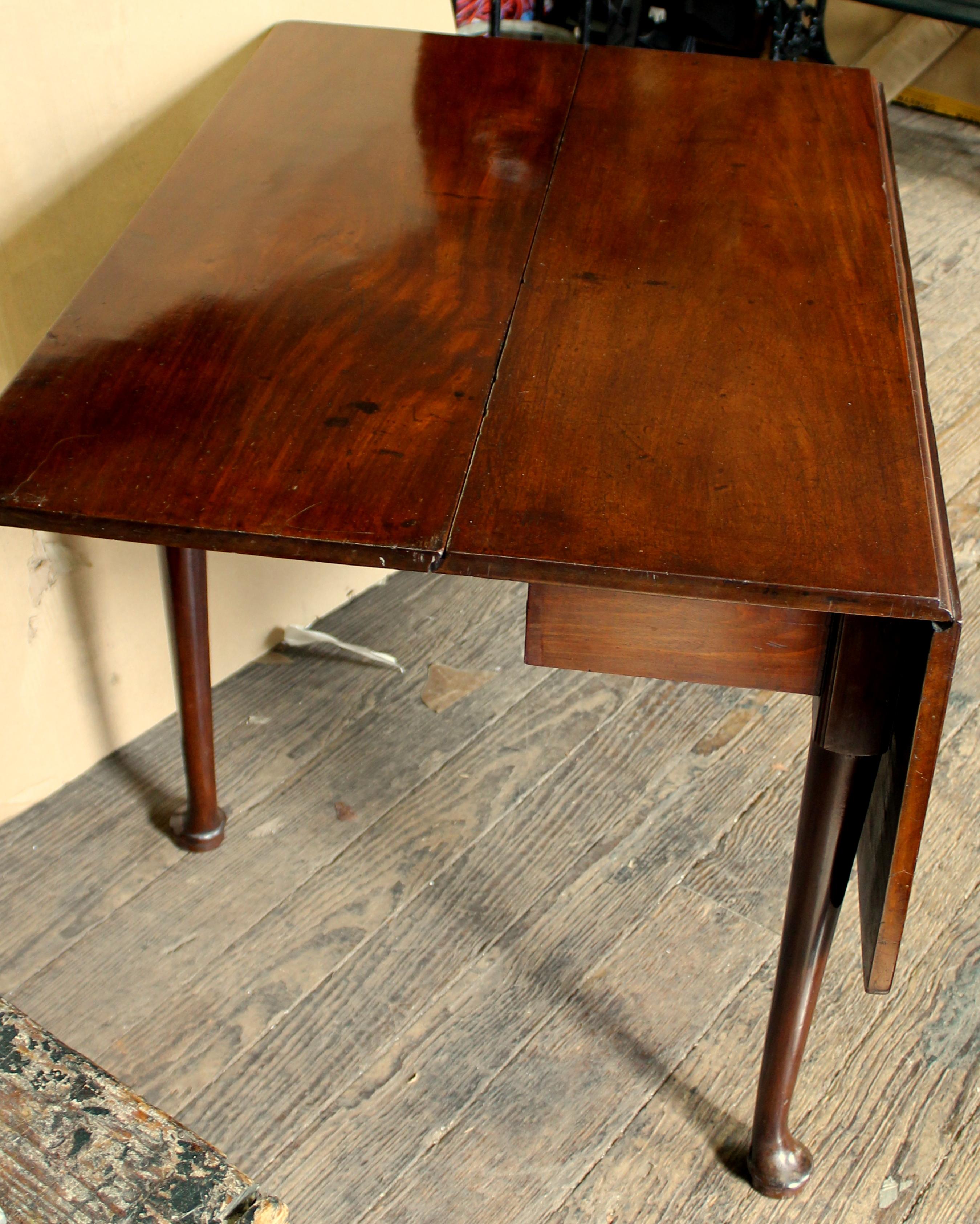 Fine quality antique American federal period solid mahogany Queen Anne style drop-leaf table

Please note very fine cabriole legs terminating in wonderful pad feet. Color and condition are superb. Dovetails and pegs as illustrated in images.