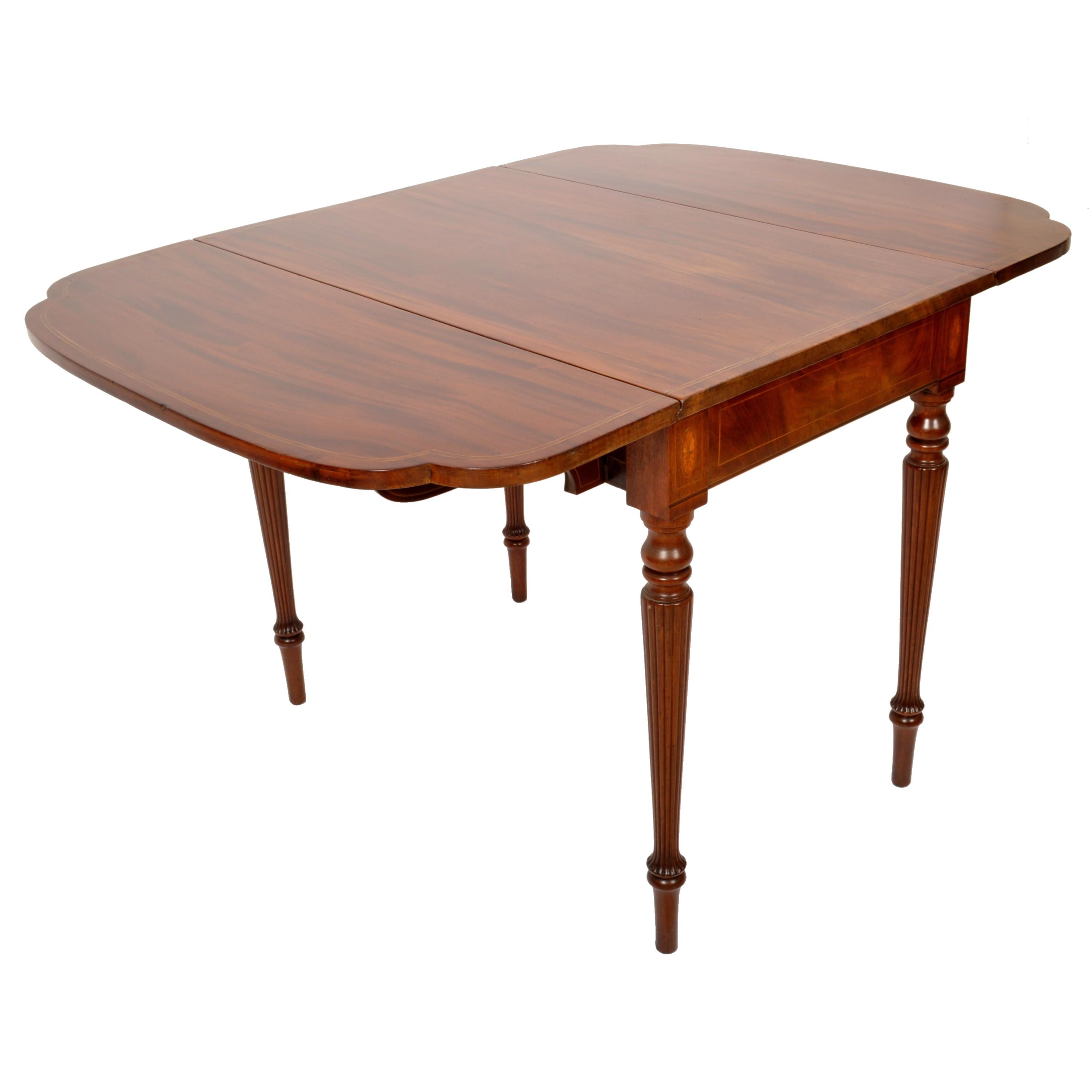 Ancienne table Pembroke américaine fédérale Sheraton incrustée en acajou New York 1790 en vente 4