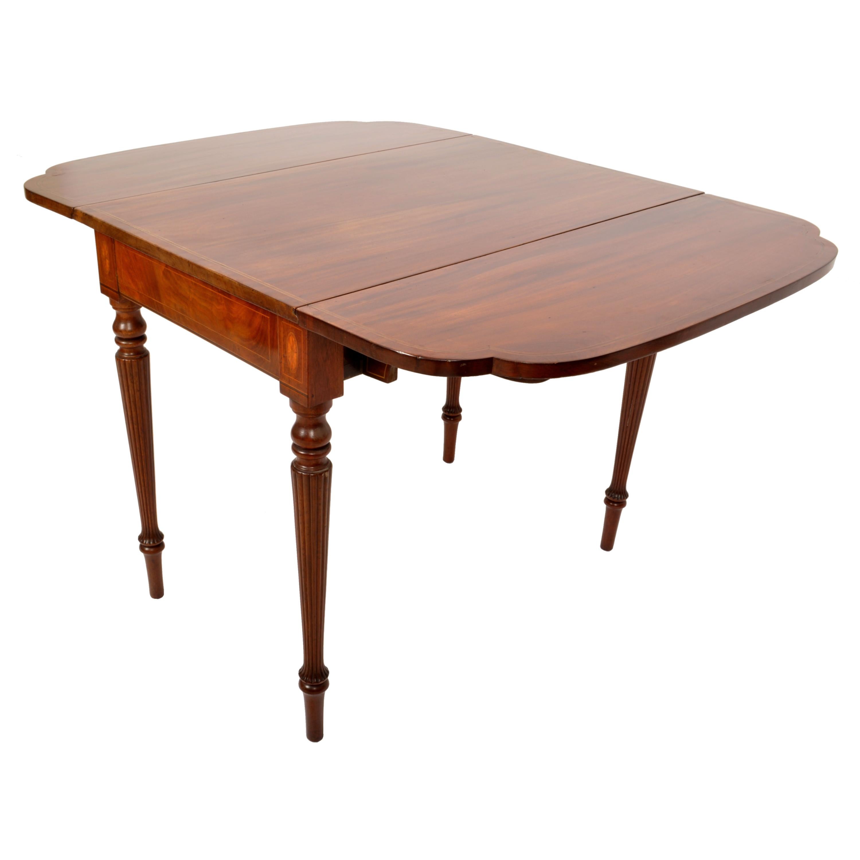 Ancienne table Pembroke américaine fédérale Sheraton incrustée en acajou New York 1790 en vente 5