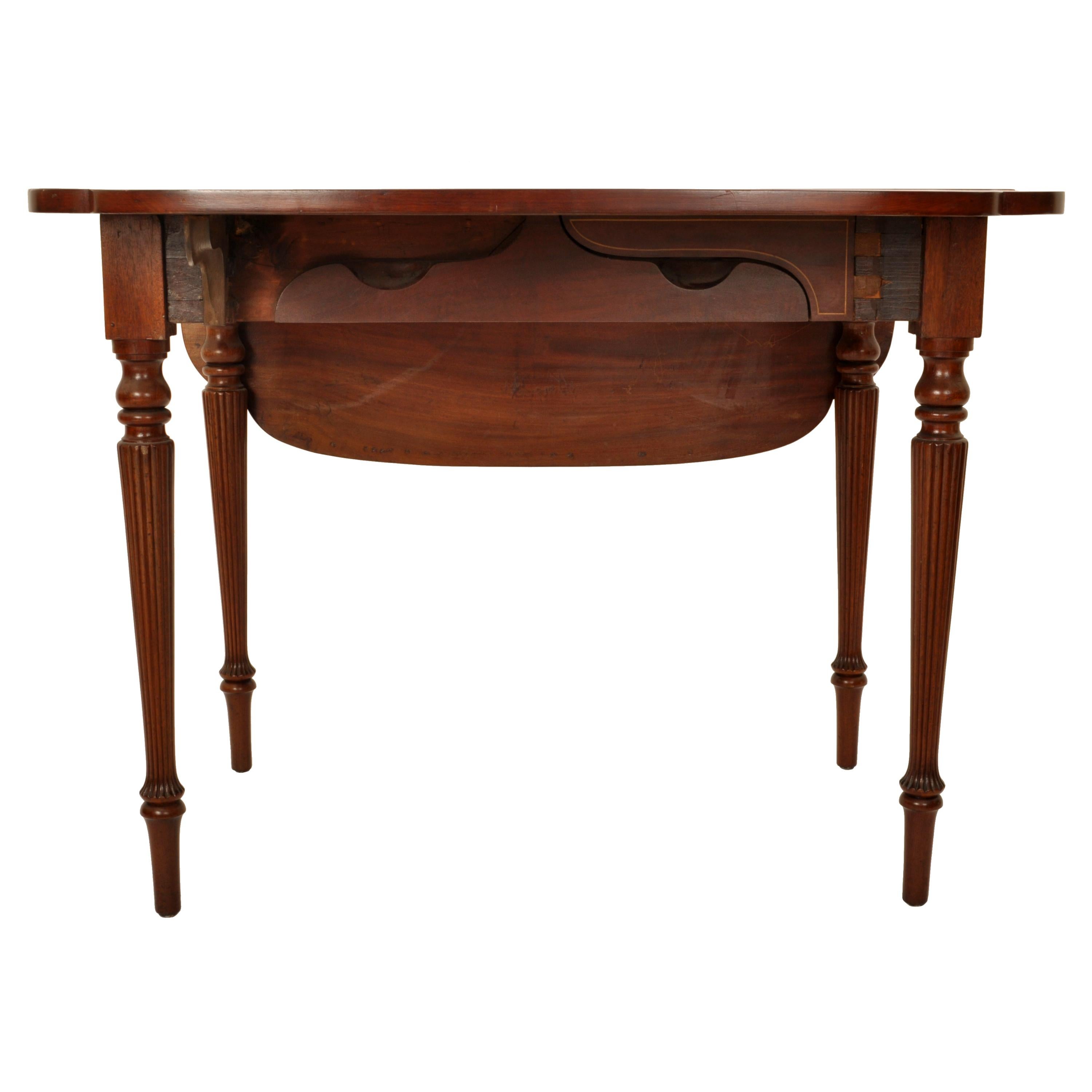 Ancienne table Pembroke américaine fédérale Sheraton incrustée en acajou New York 1790 en vente 8
