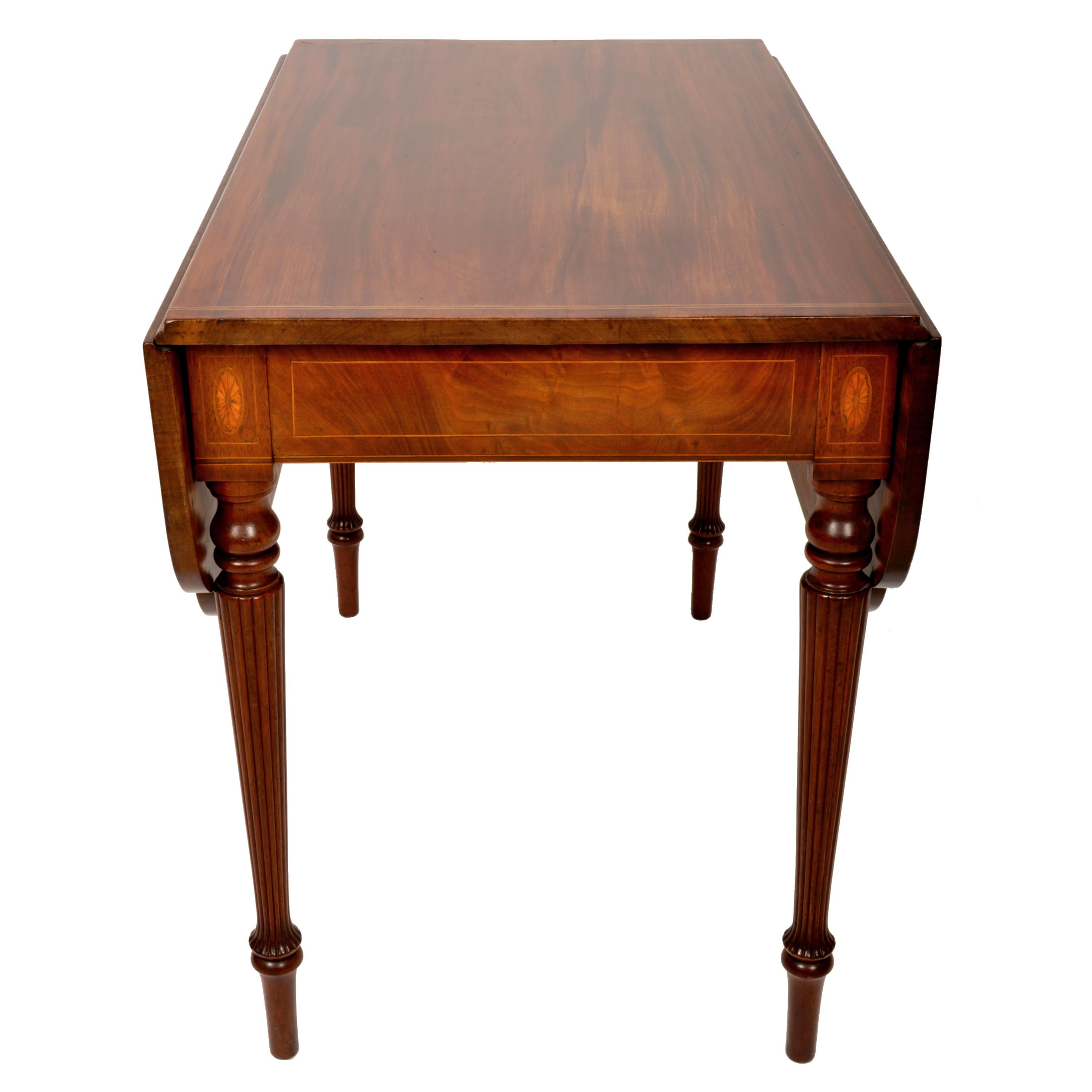 A very fine antique American Sheraton Federal period mahogany Pembroke table, New York, circa 1790. 
This very elegant Federal period table is made from the finest figured Cuban mahogany, the table having twin drop leaves inlaid with satinwood