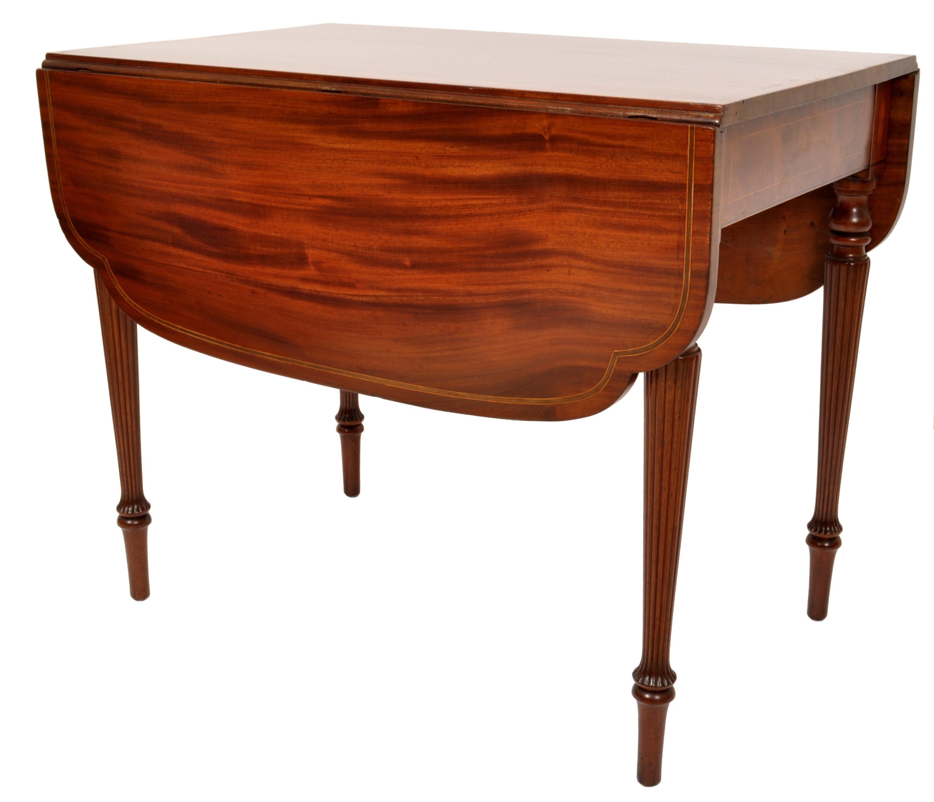 Incrusté Ancienne table Pembroke américaine fédérale Sheraton incrustée en acajou New York 1790 en vente