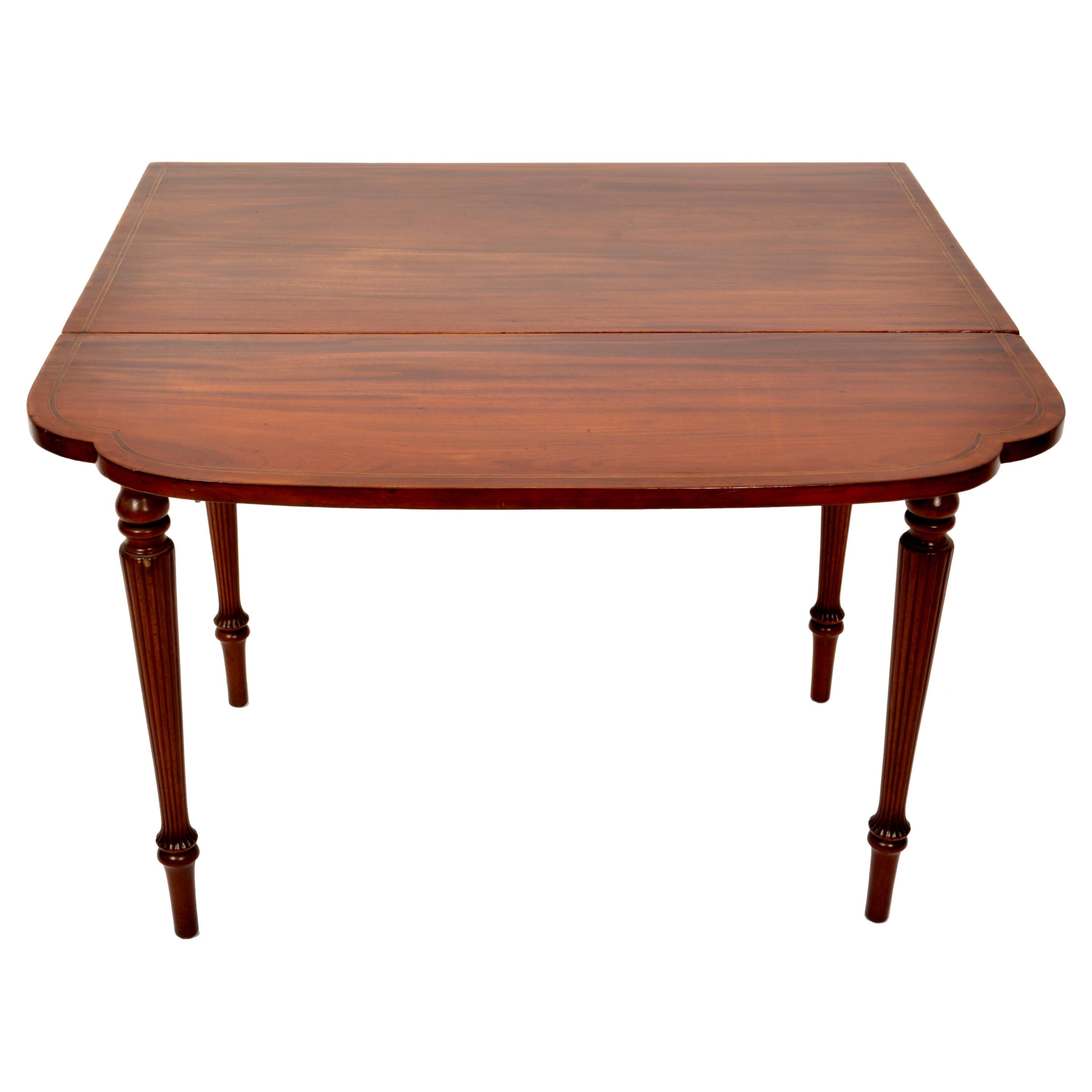 Acajou Ancienne table Pembroke américaine fédérale Sheraton incrustée en acajou New York 1790 en vente