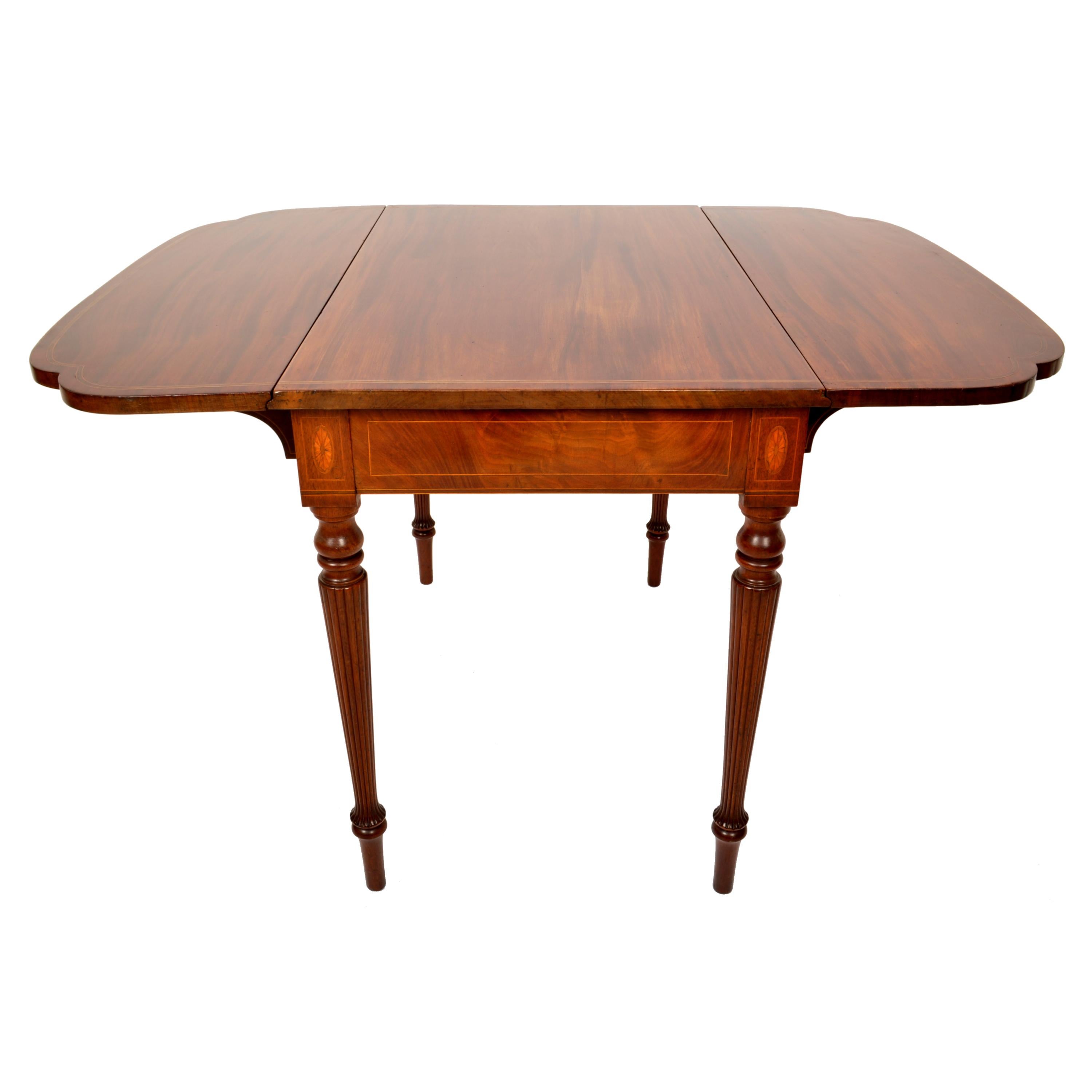 Ancienne table Pembroke américaine fédérale Sheraton incrustée en acajou New York 1790 en vente 2