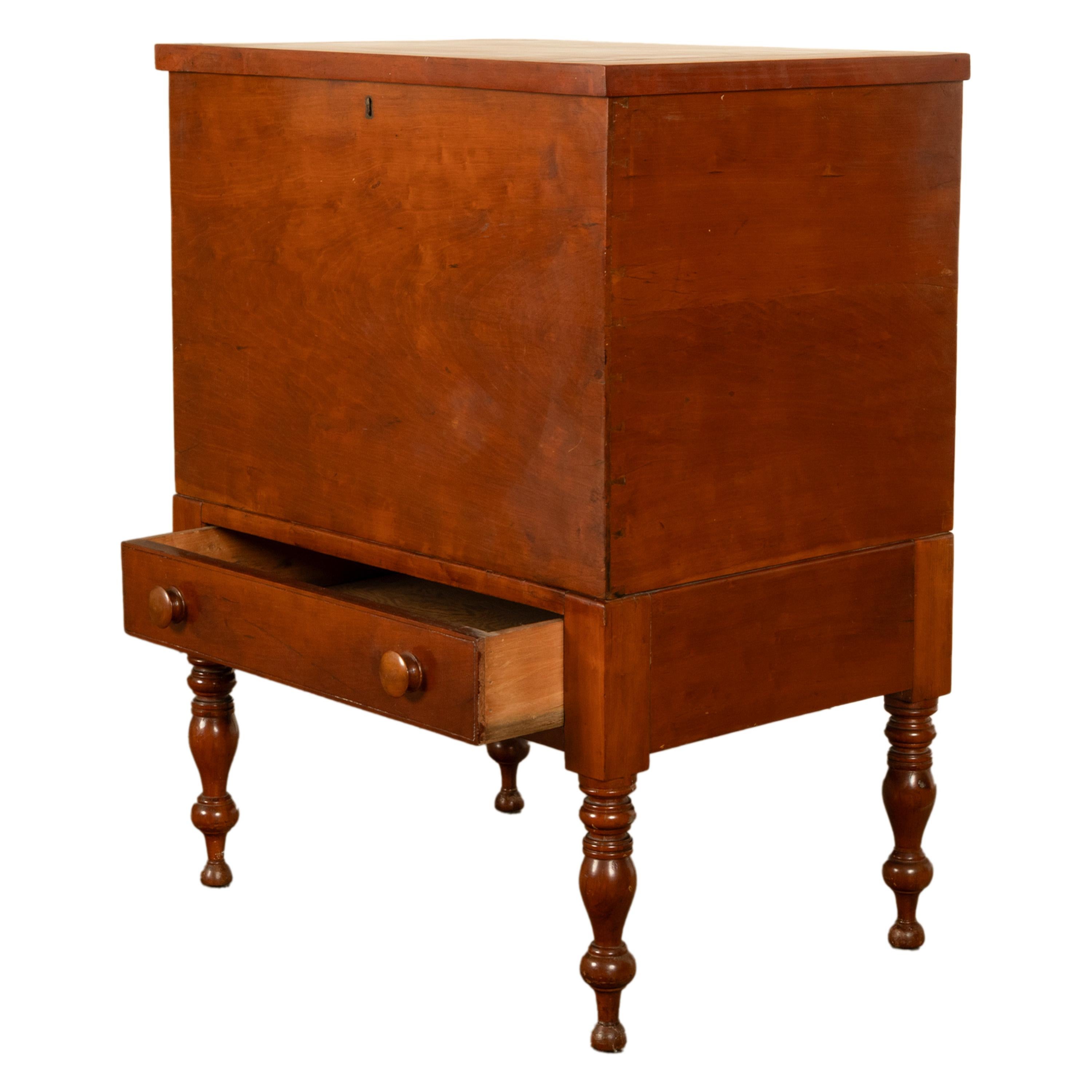 Antique American Federal Sheraton Tennessee Cherry Plantation Sugar Chest 1820 im Angebot 3